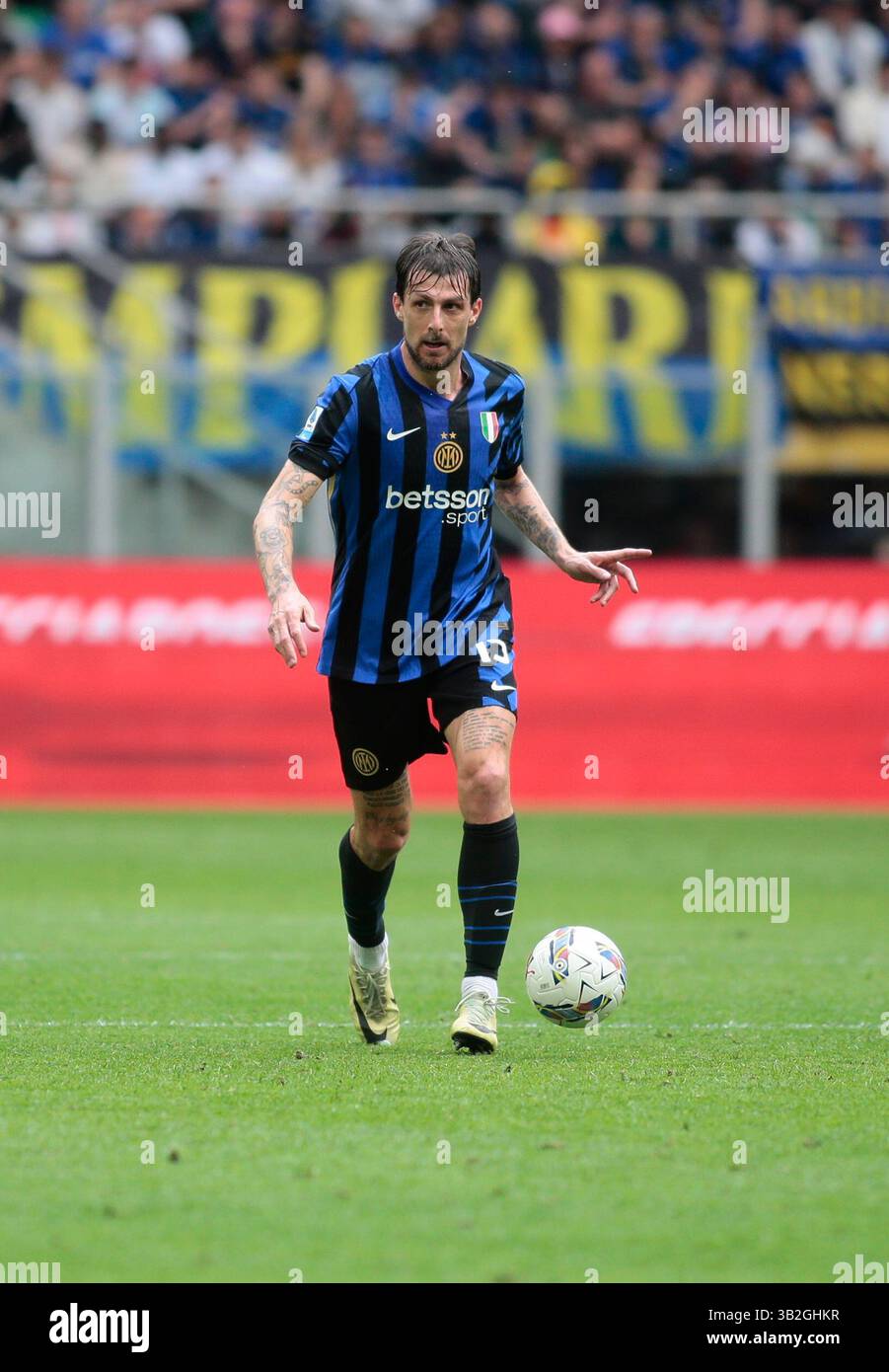 Mailand, Italien. April 2025. Francesco Acerbi von Inter FC während der italienischen Saison A 2024/25, Fußballspiel zwischen FC Inter und AS Roma am 27. April 2025 im Stadio San Siro, Mailand Italien. Quelle: Nderim Kaceli/Alamy Live News Stockfoto