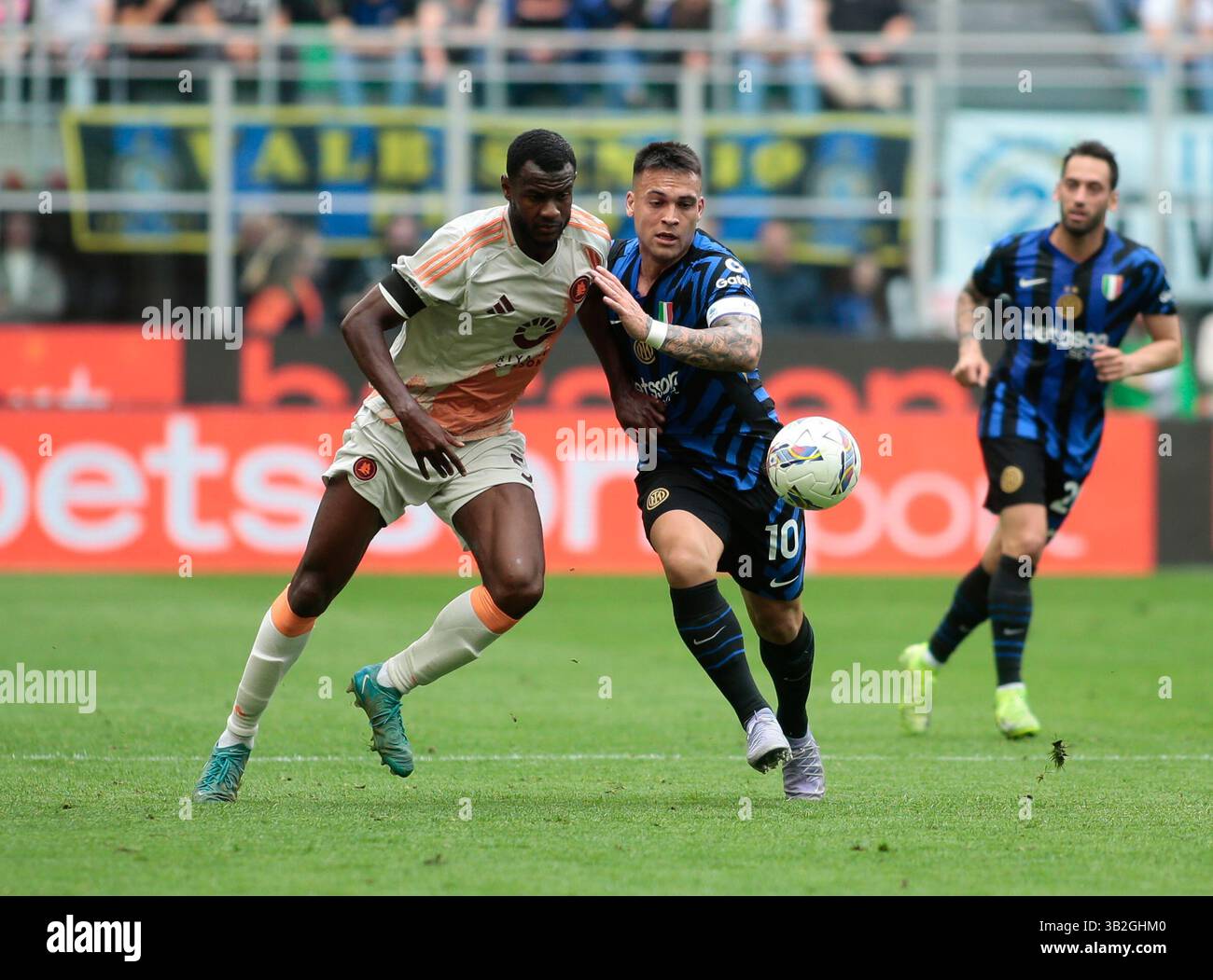 Mailand, Italien. April 2025. Evan N’dicka Obite von AS Roma und Lautaro Martinez vom FC Inter während der italienischen Saison 2024/25, Fußballspiel zwischen FC Inter und AS Roma am 27. April 2025 im Stadio San Siro, Mailand Italien. Quelle: Nderim Kaceli/Alamy Live News Stockfoto