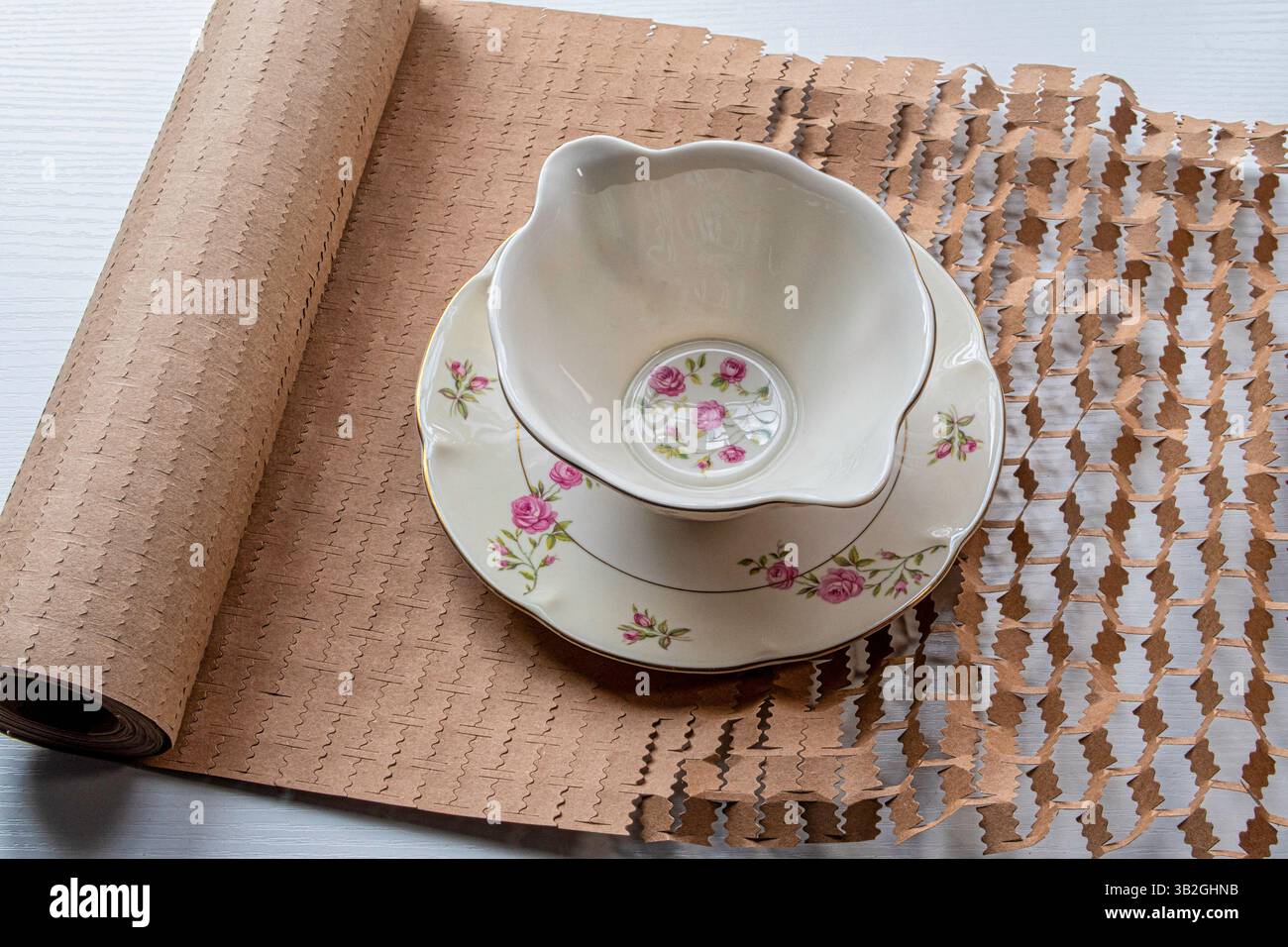 Verpackungspapier der Marke Scotch, „All Cushion No Plastic“, ist eine recycelbare Alternative zu Luftpolsterfolie, 2025, USA Stockfoto