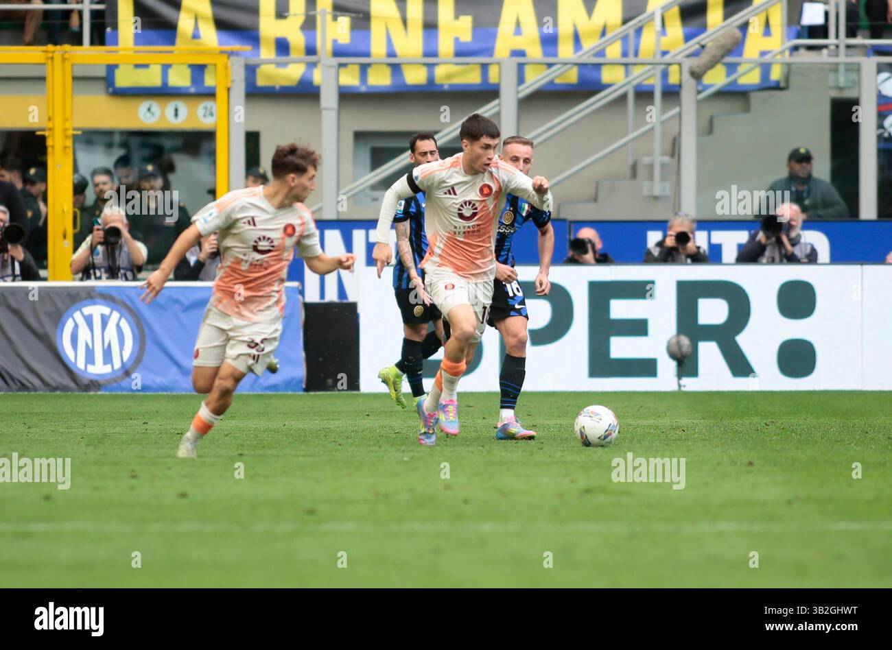 Mailand, Italien. April 2025. Matias Soule von AS Roma während der italienischen Saison A 2024/25, Fußballspiel zwischen FC Inter und AS Roma am 27. April 2025 im Stadio San Siro, Mailand Italien. Quelle: Nderim Kaceli/Alamy Live News Stockfoto