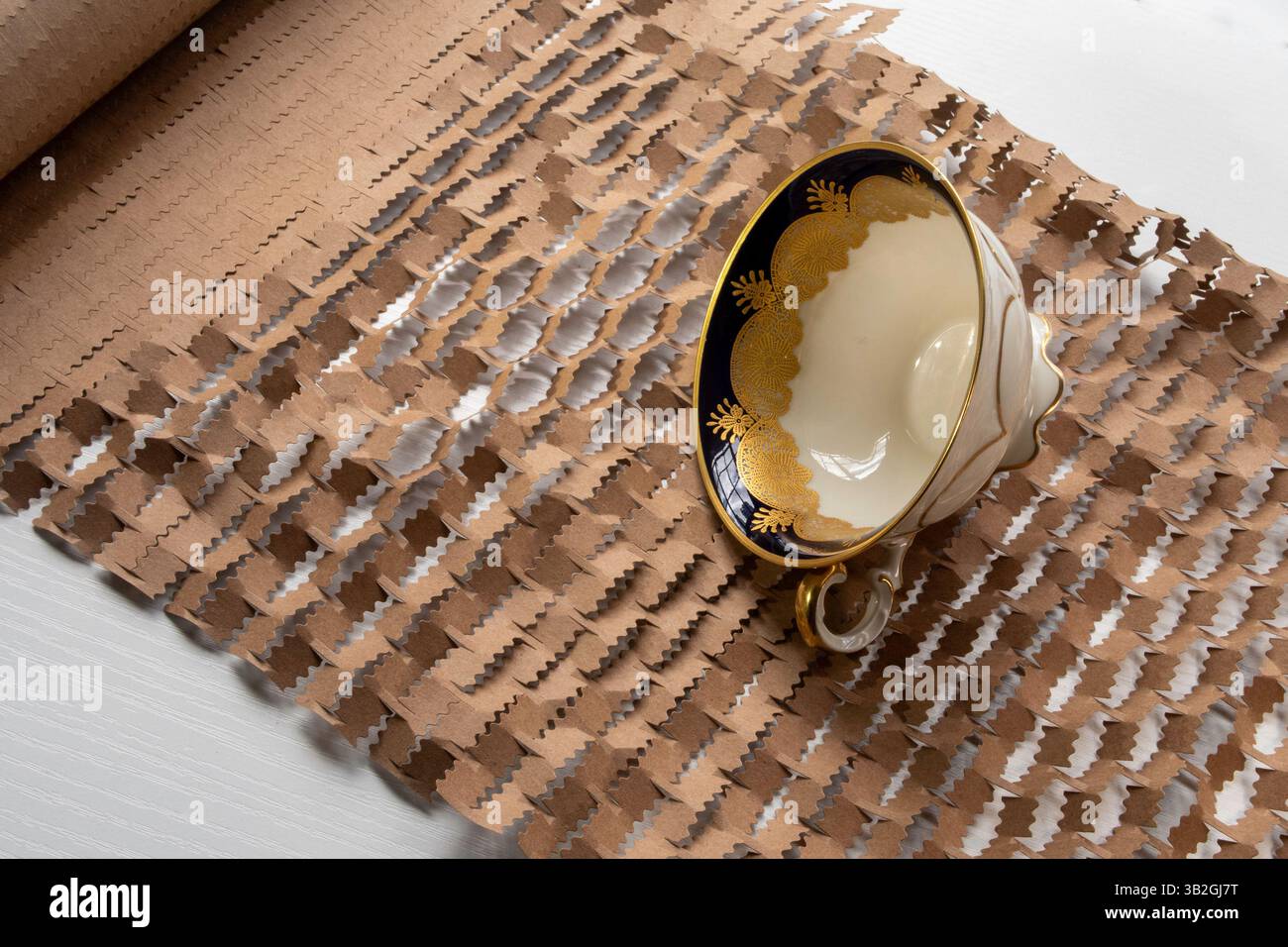 Verpackungspapier der Marke Scotch, „All Cushion No Plastic“, ist eine recycelbare Alternative zu Luftpolsterfolie, 2025, USA Stockfoto