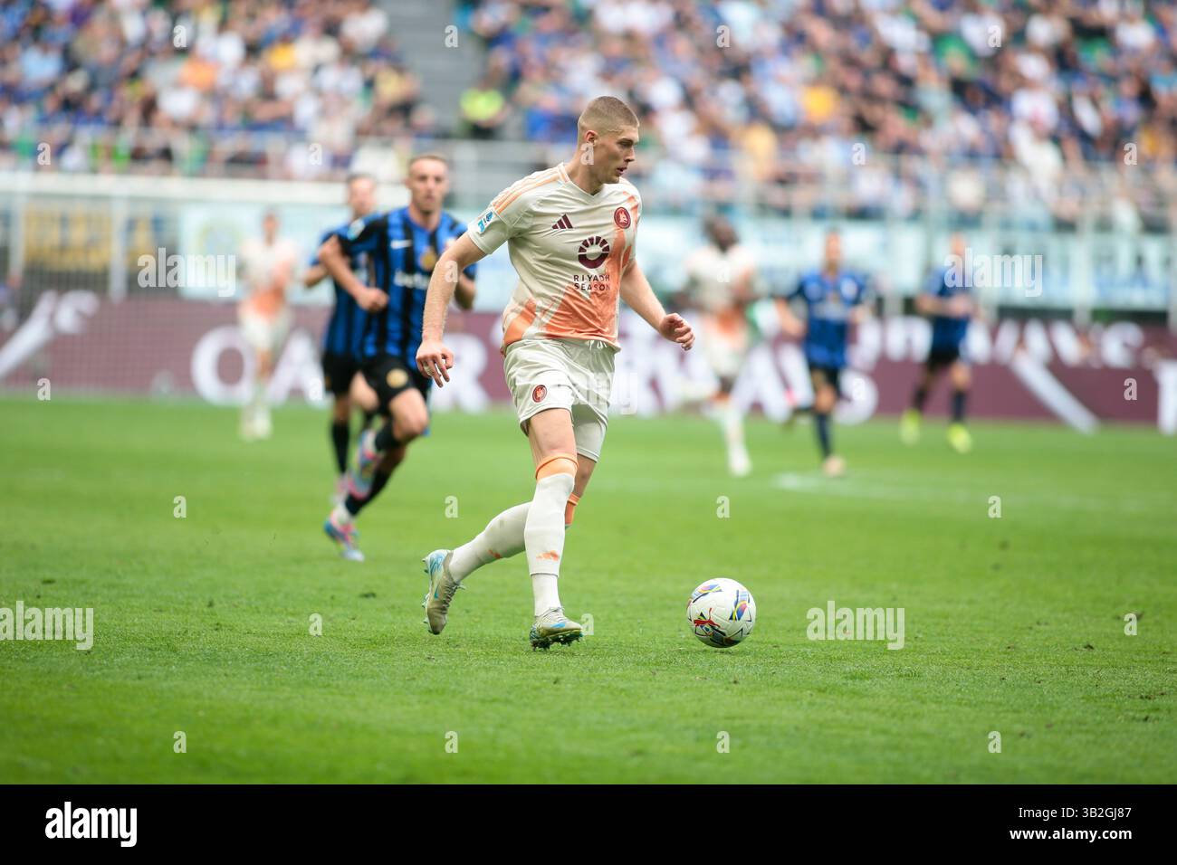 Mailand, Italien. April 2025. Artem Dovbyk von AS Roma während der italienischen Saison A 2024/25, Fußballspiel zwischen FC Inter und AS Roma am 27. April 2025 im Stadio San Siro, Mailand Italien. Quelle: Nderim Kaceli/Alamy Live News Stockfoto