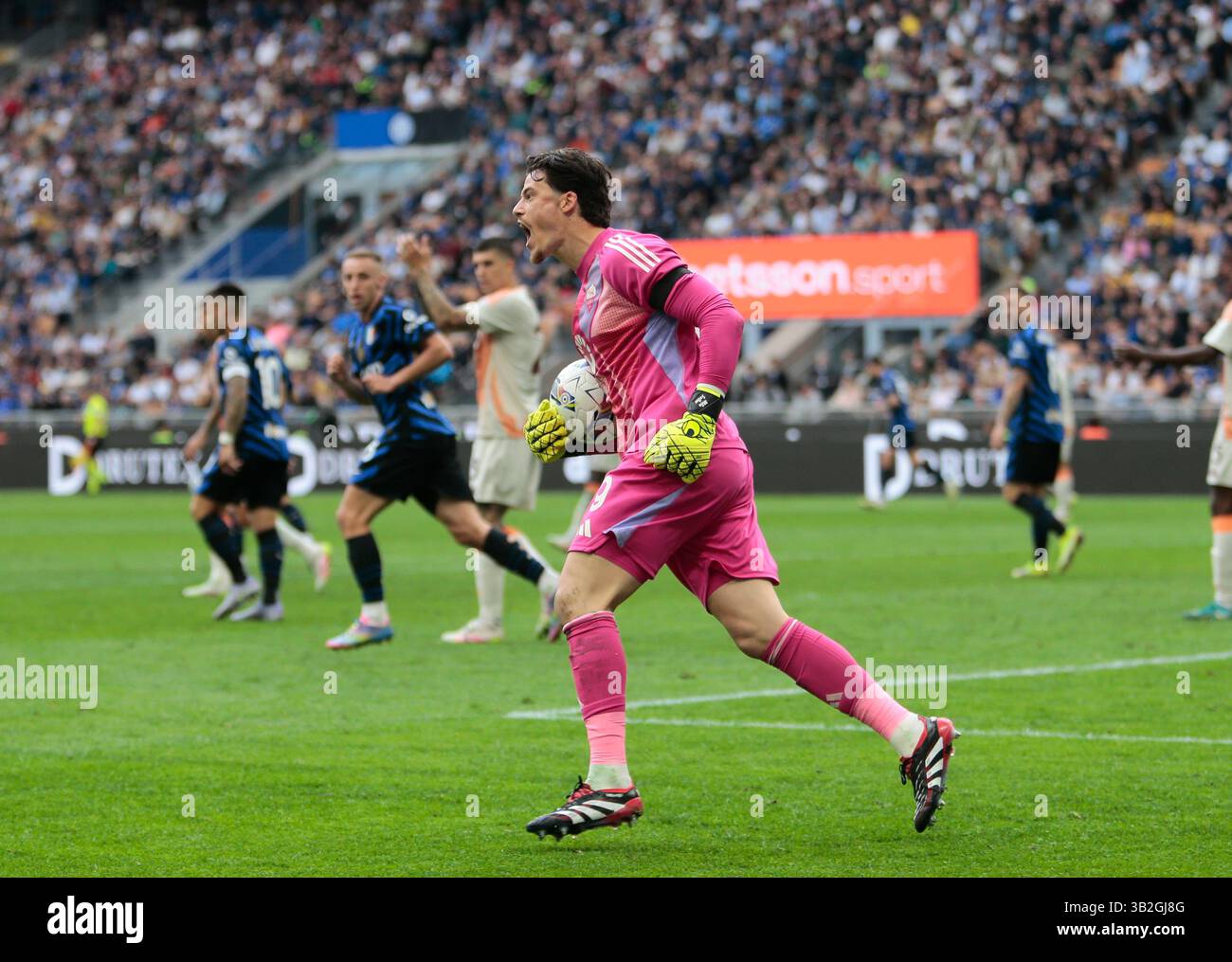 Mailand, Italien. April 2025. Mile Svilar von AS Roma während der italienischen Saison 2024/25, Fußballspiel zwischen FC Inter und AS Roma am 27. April 2025 im Stadio San Siro, Mailand Italien. Quelle: Nderim Kaceli/Alamy Live News Stockfoto