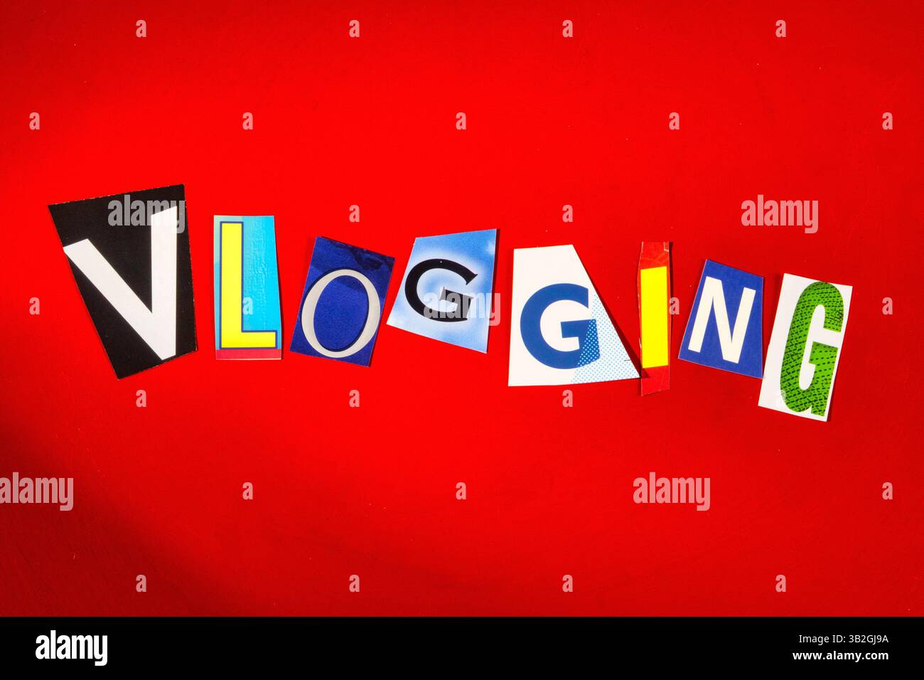 Das Wort „Vlogging“ mit ausgeschnittenen Papierbuchstaben in der Ransom Note Effect Typografie, 2025, USA Stockfoto