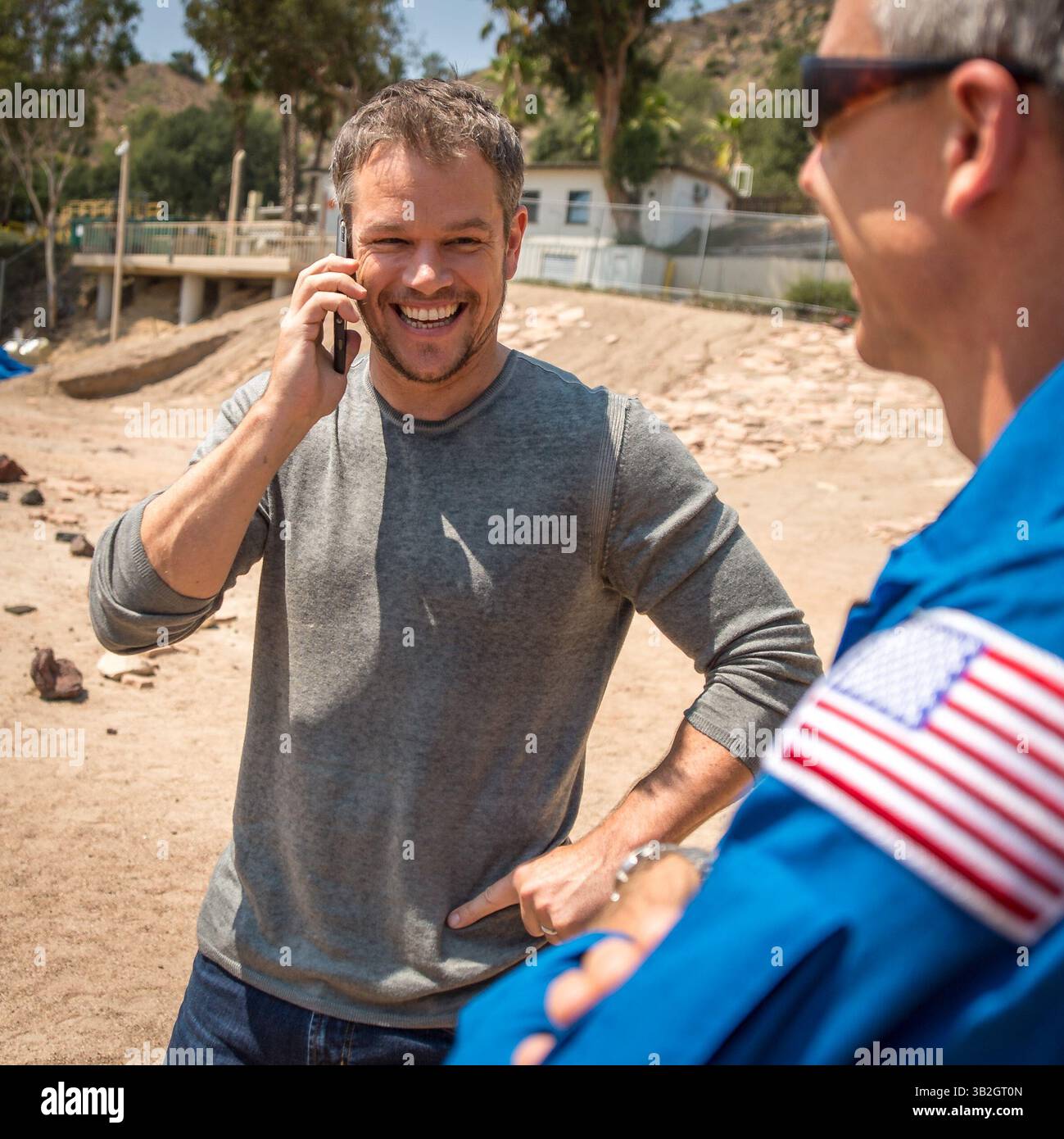 18. August 2015 - nur zur Verwendung in dieser Geschichte. Nur Redaktionelle Verwendung. Keine Aktien, Bücher, Werbung oder Merchandising ohne Erlaubnis des Fotografen....Schauspieler Matt Damon, der als NASA-Astronaut Mark Watney in dem Film ''der Mars'' spielt, spricht am Telefon mit den NASA-Astronauten Scott Kelly und Kjell Lindgren, die an Bord der Internationalen Raumstation (ISS) sind, während NASA-Astronaut Drew Feustel zusieht. Matt Damon fördert den Marsfilm mit NASA-Schauspieler am 18.Aug 2015. der als NASA-Astronaut Mark Watney in dem Film „der Mars“ zu sehen ist, machte seine Handabdrücke in ce Stockfoto