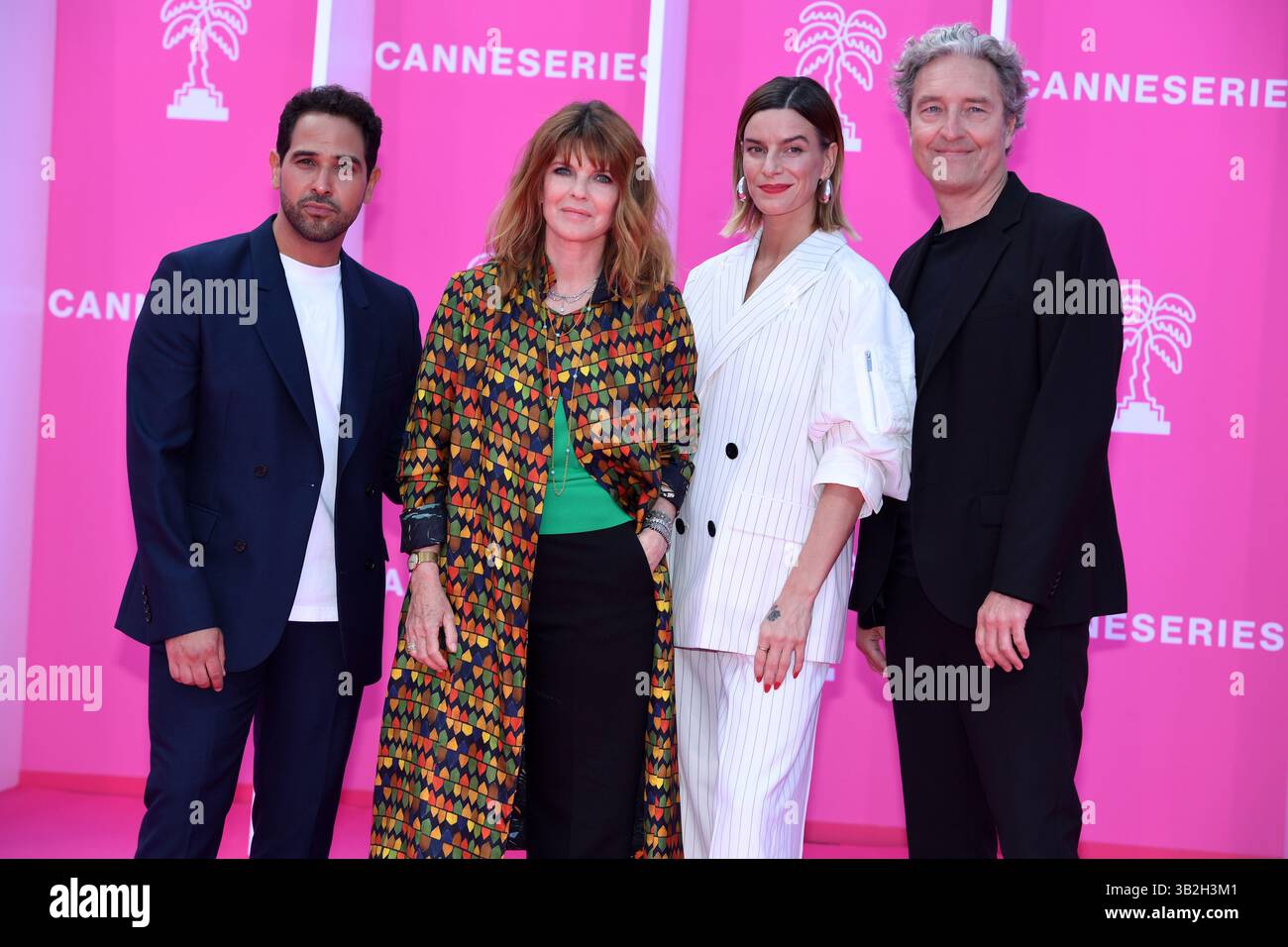 Cannes, Frankreich . April 2025. CANNES,:Benjamin Baroche, Gwendoline Hamon, Fauve Hautot, Samy Gharbi besuchen den Pink Carpet am 4. Tag während des 8. Canneseries International Festival am Palais des Festivals am 27. April 2025 in Cannes, Frankreich. Kredit: Media Pictures/Alamy Live News Stockfoto
