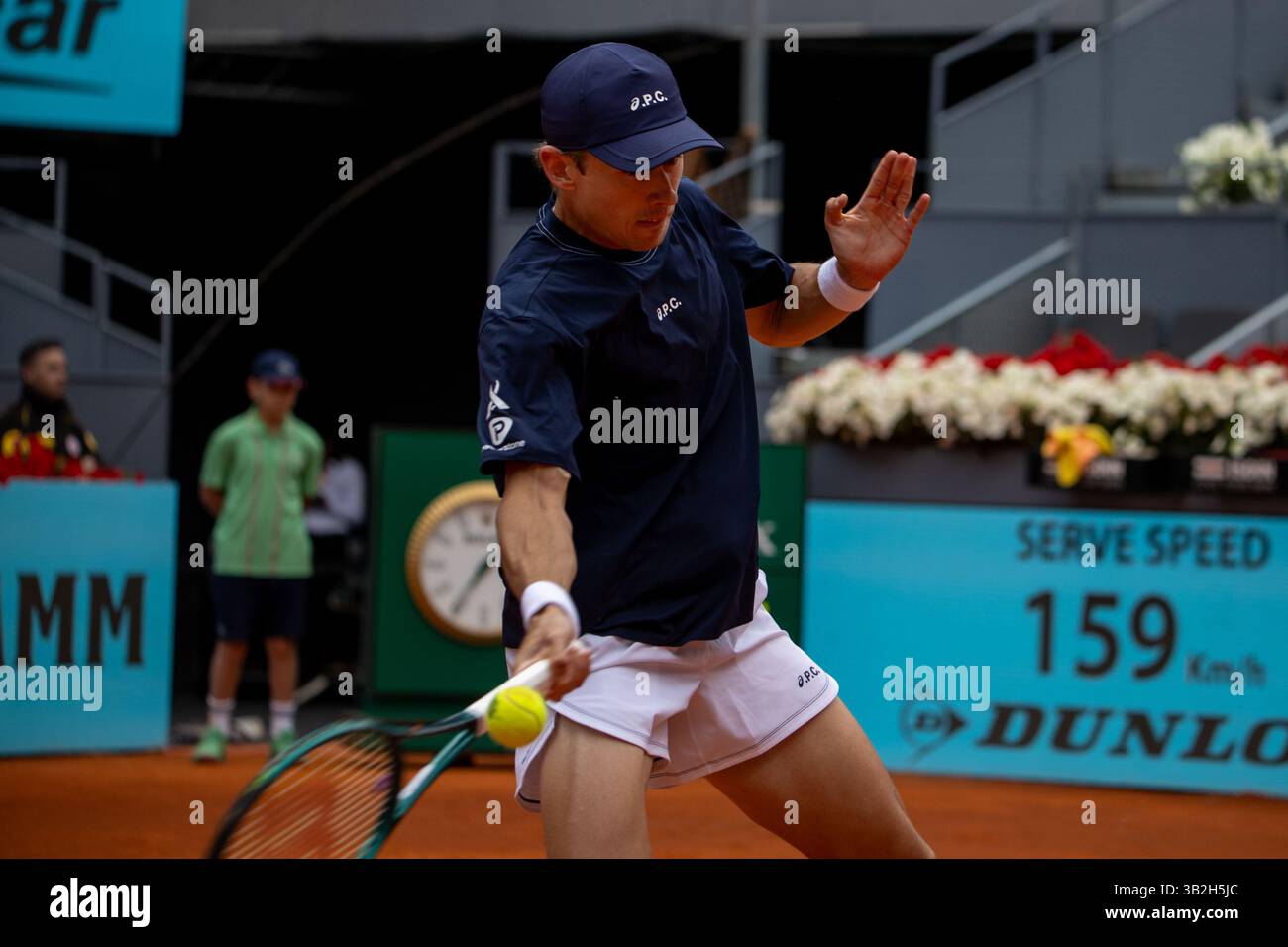 Madrid, Spanien. April 2025. Madrid, Spanien. April 2025. Der Australier Alex de Miñaur spielt gegen den Italiener Lorenzo Sonego (nicht sichtbar) während eines Spiels bei den Mutua Madrid Open 2025 in La Caja Mágica. Endergebnis: 6:2, 6-3 für Alex de Miñaur. Quelle: D. Canales Carvajal/Alamy Live News Stockfoto