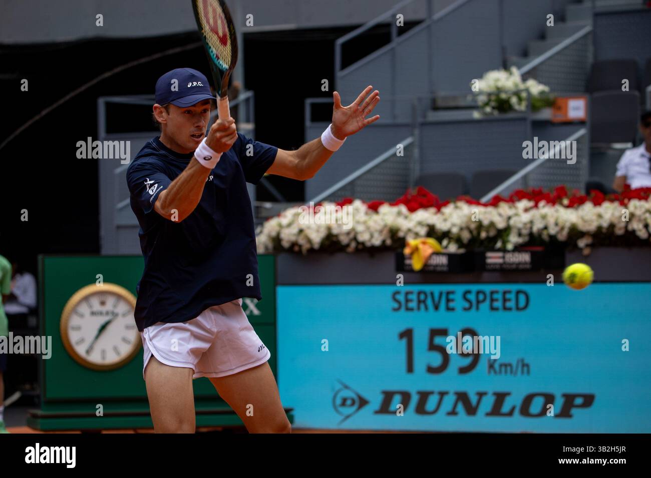 Madrid, Spanien. April 2025. Madrid, Spanien. April 2025. Der Australier Alex de Miñaur spielt gegen den Italiener Lorenzo Sonego (nicht sichtbar) während eines Spiels bei den Mutua Madrid Open 2025 in La Caja Mágica. Endergebnis: 6:2, 6-3 für Alex de Miñaur. Quelle: D. Canales Carvajal/Alamy Live News Stockfoto