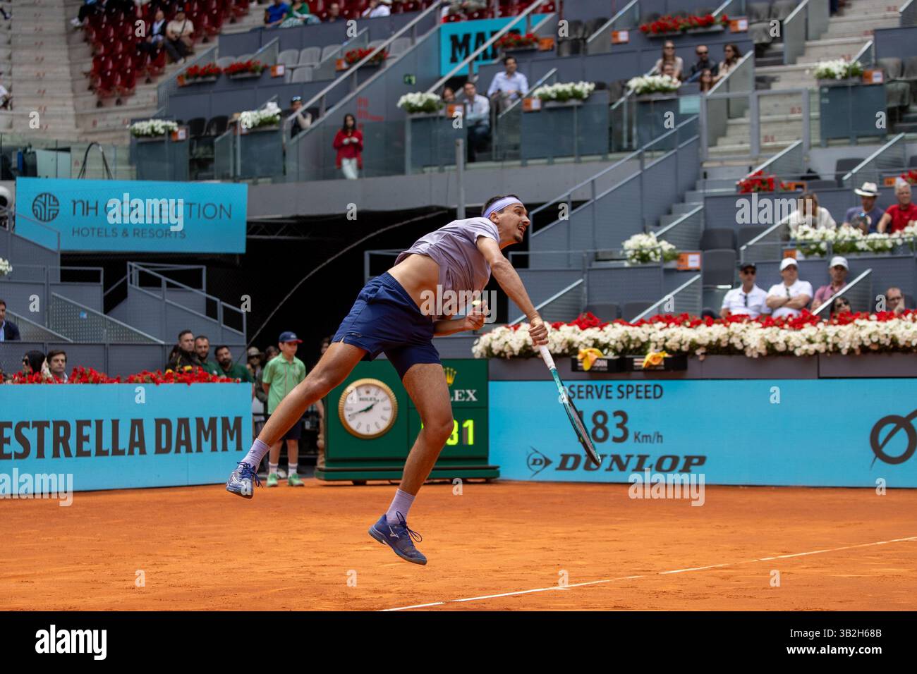 Madrid, Spanien. April 2025. Madrid, Spanien. April 2025. Der Italiener Lorenzo Sonego spielt gegen den Australier Alex de Miñaur (nicht sichtbar) während eines Spiels bei den Mutua Madrid Open 2025 in La Caja Mágica. Endergebnis: 6:2, 6-3 für Alex de Miñaur. Quelle: D. Canales Carvajal/Alamy Live News Stockfoto