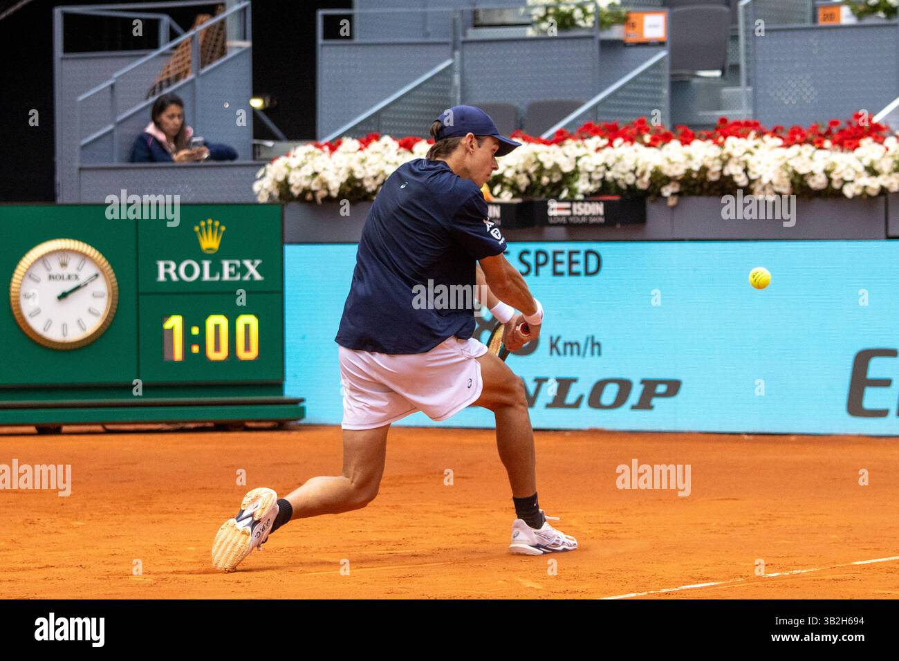 Madrid, Spanien. April 2025. Madrid, Spanien. April 2025. Der Australier Alex de Miñaur spielt gegen den Italiener Lorenzo Sonego (nicht sichtbar) während eines Spiels bei den Mutua Madrid Open 2025 in La Caja Mágica. Endergebnis: 6:2, 6-3 für Alex de Miñaur. Quelle: D. Canales Carvajal/Alamy Live News Stockfoto