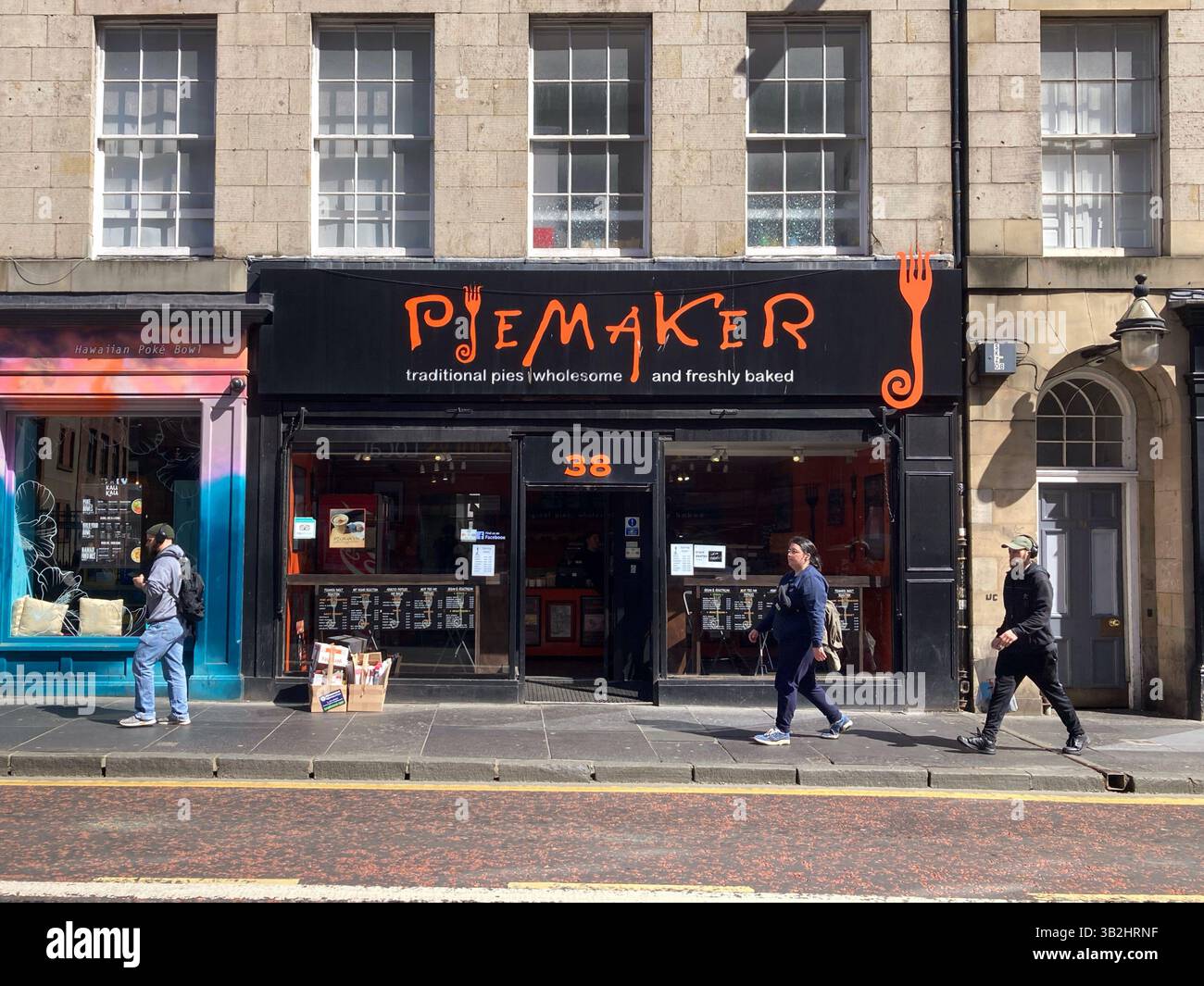 Die traditionellen Kuchen von Piemaker, Kuchenladen mit gesunden und frisch gebackenen, zum Sitzen oder Mitnehmen, South Bridge Street, Edinburgh, Schottland - Smartphone-aufgenommenes Stockfoto