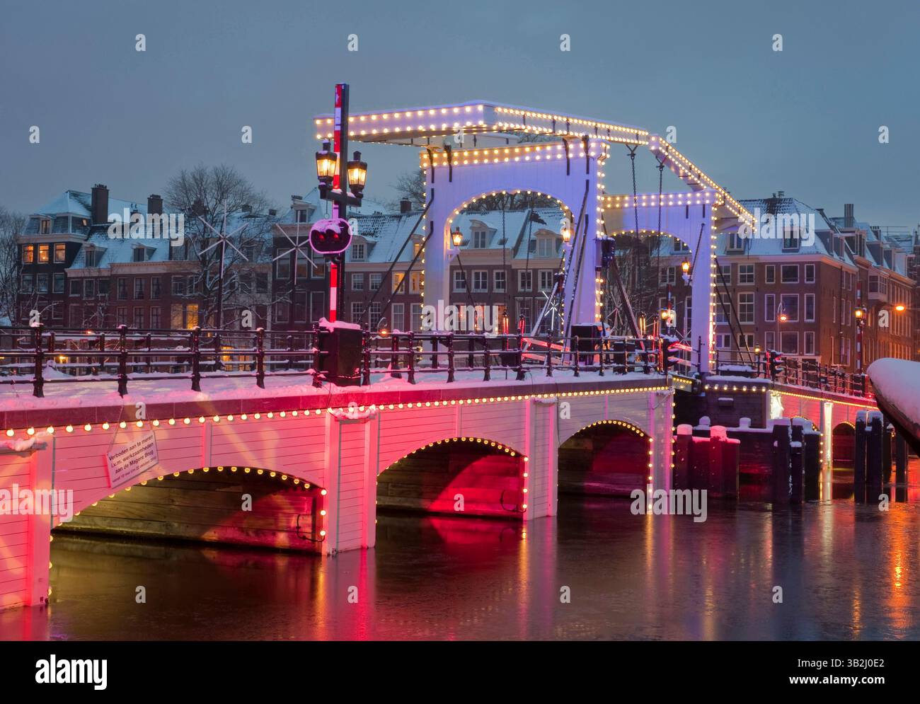 Magere Brug Amsterdam während des Amsterdamer Lichtfestivals. Stockfoto
