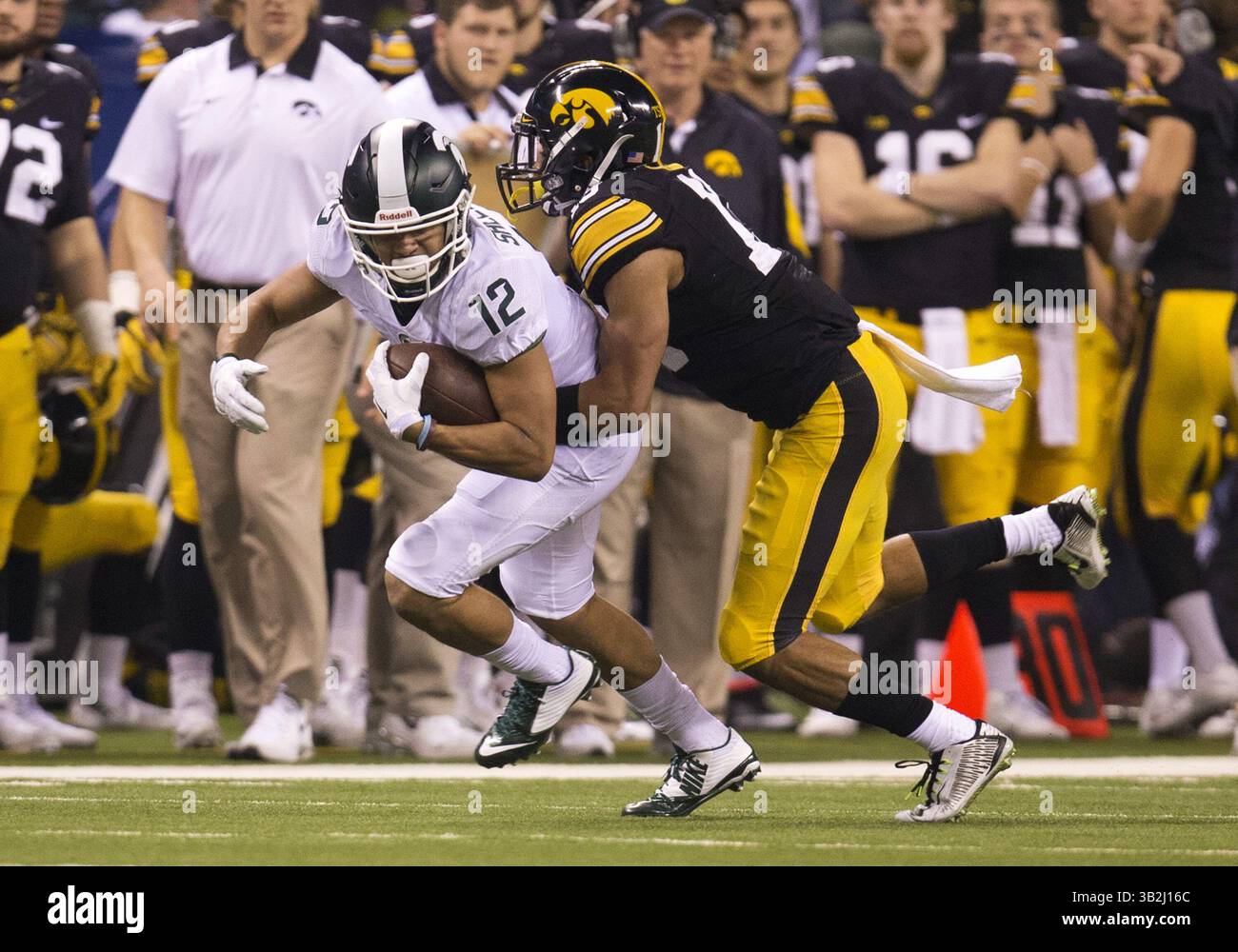 5. Dezember 2015: Michigan State Wide Receiver R.J. Shelton (12) läuft mit dem Ball nach dem Fang, als Iowa Defensive Back Greg Mabin (13) versucht, den Angriff während der NCAA Football-Action zwischen den Michigan State Spartans und den Iowa Hawkeyes im Lucas Oil Stadium in Indianapolis, Indiana, zu erreichen. Michigan State besiegte Iowa mit 16:13. John Mersits/CSM(Bild: © John Mersits/CSM via ZUMA Wire) Stockfoto