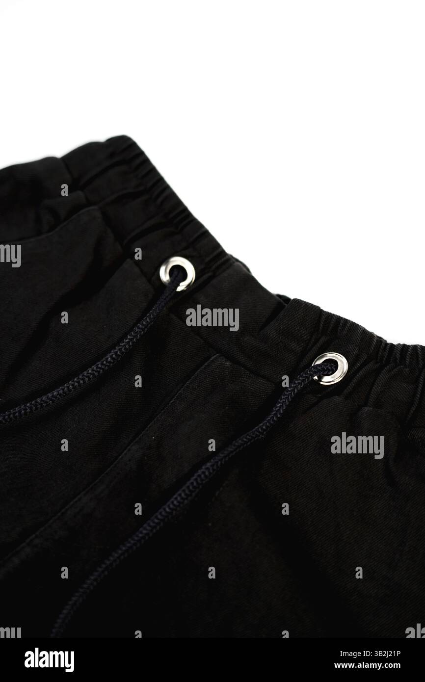 Bequeme schwarze Hose mit elastischem Bund und einem Seilgürtel, perfekt für legere Mode und Alltagsoutfits. Stockfoto