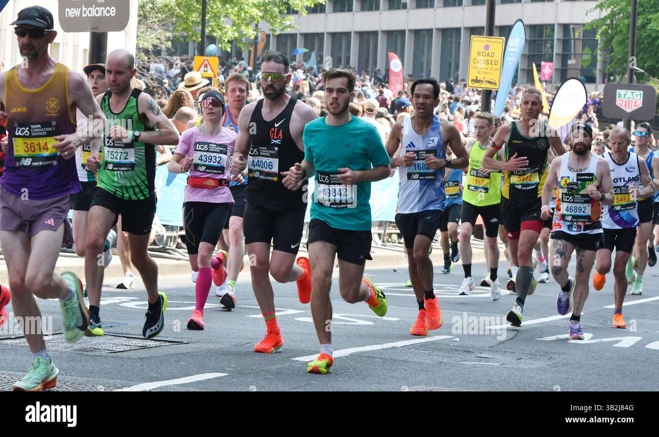 London, Großbritannien. 27.04.2025 TCS London Marathon Credit: Leo Mason ALAMY News & Sport Fun Runners Credit: Leo Mason Sports/Alamy Live News Stockfoto