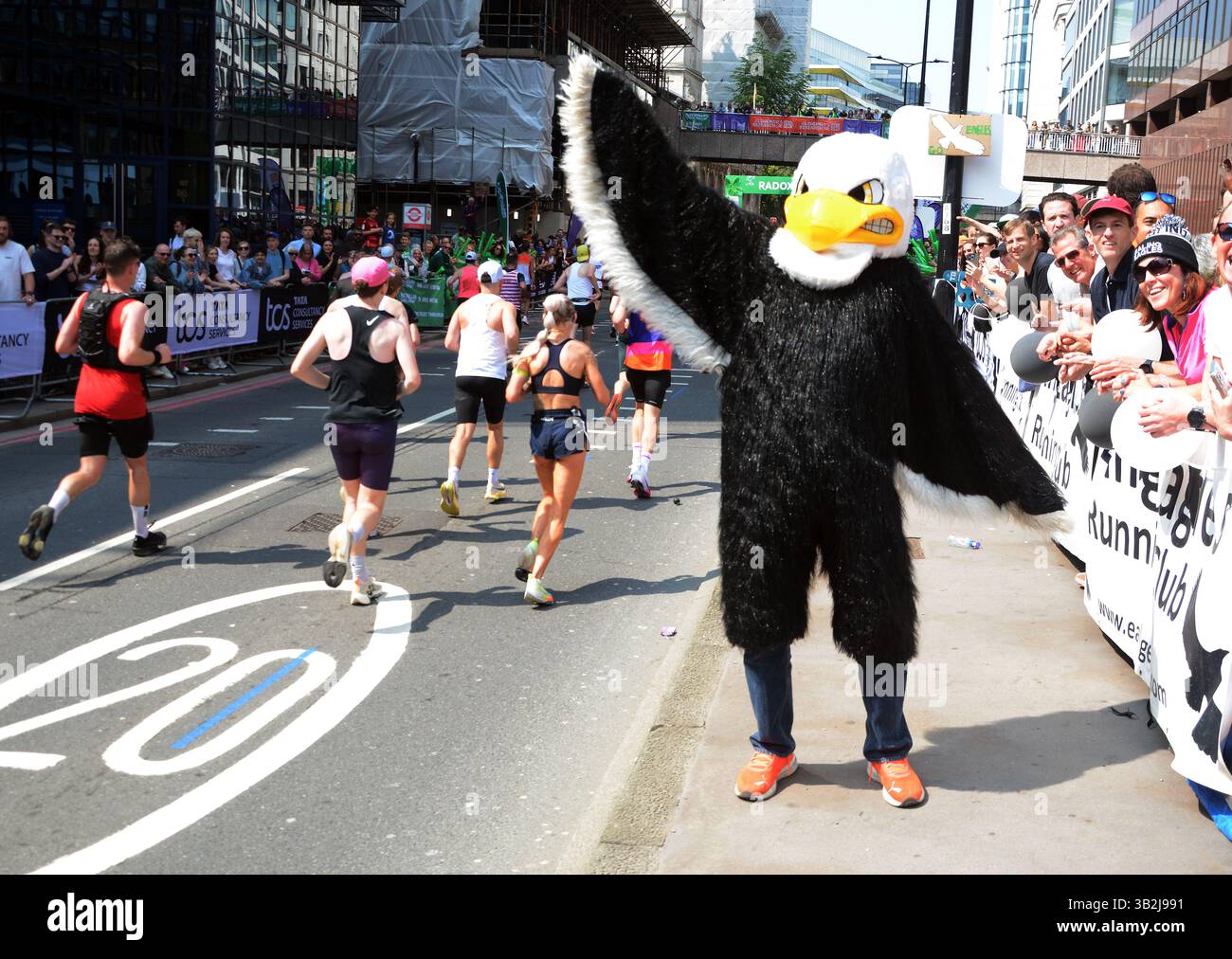 London, Großbritannien. 27.04.2025 TCS London Marathon Credit: Leo Mason ALAMY News & Sport Fun Runners Credit: Leo Mason Sports/Alamy Live News Stockfoto