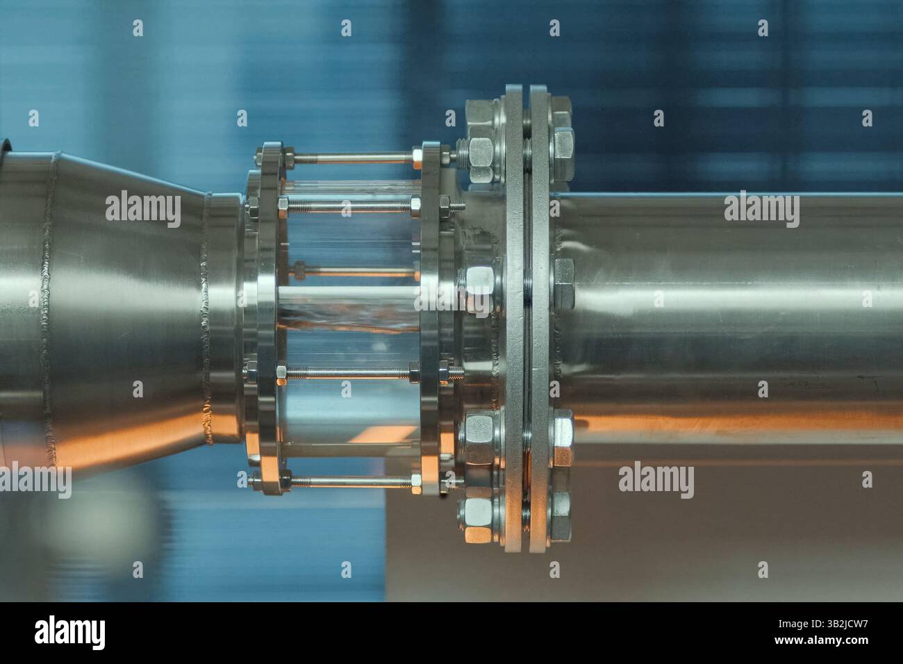 Transparenter Abschnitt der Pipeline für Forschungszwecke. Hydrodynamik. Stockfoto
