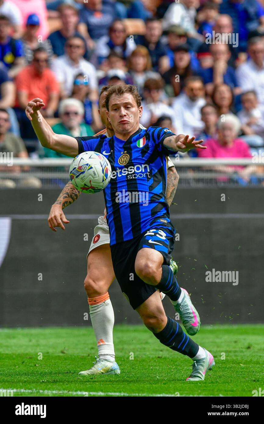 Mailand, Italien. April 2025. Nicolo Barella (23) von Inter war während des Spiels zwischen Inter und AS Roma in Giuseppe Meazza in Mailand zu sehen. Quelle: Gonzales Photo/Alamy Live News Stockfoto