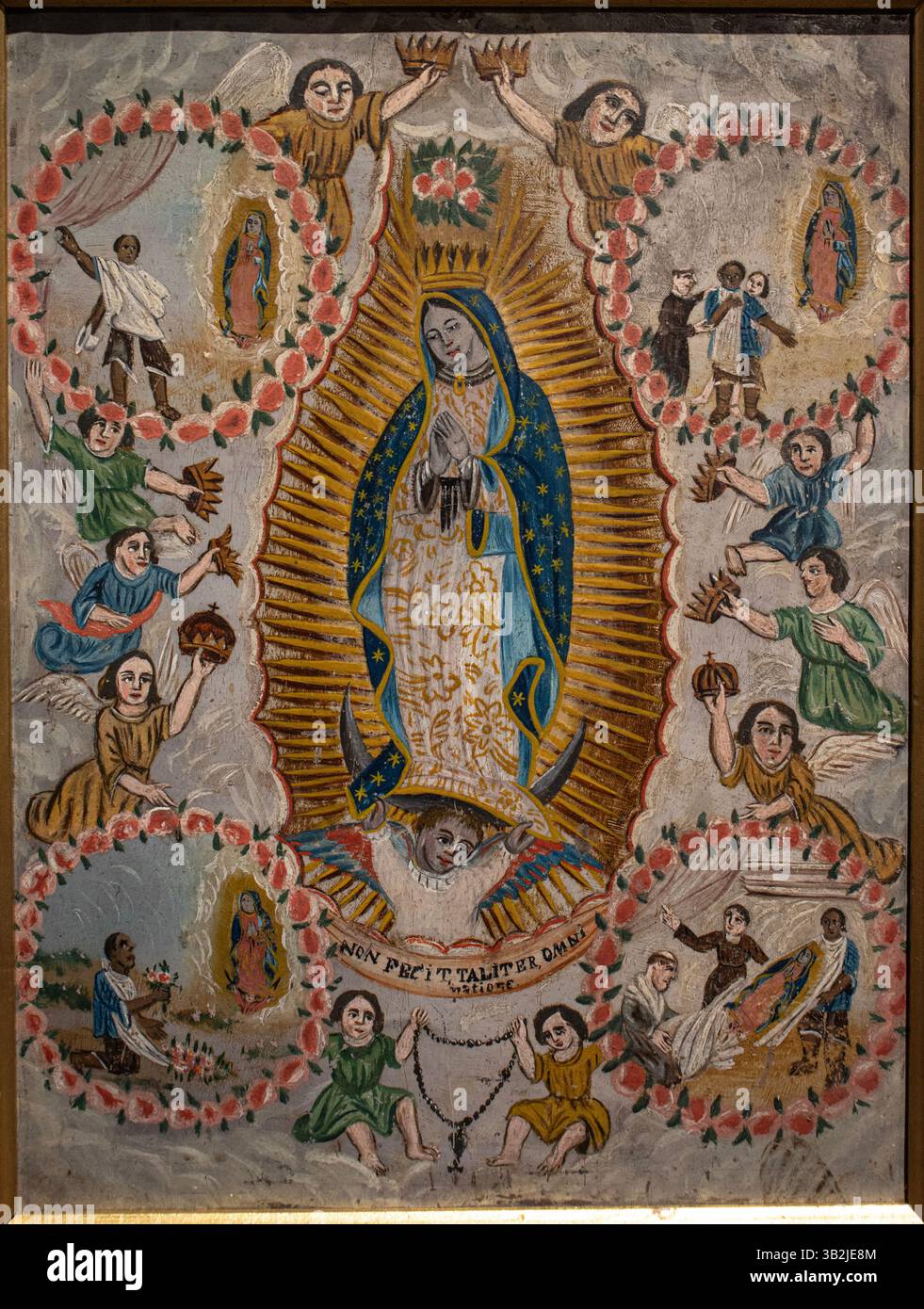 Mexikanisches Gemälde unserer Lieben Frau von Guadalupe aus dem 19. Jahrhundert mit den vier Erscheinungen von Saint Juan Diego, Öl auf Blech. Stockfoto