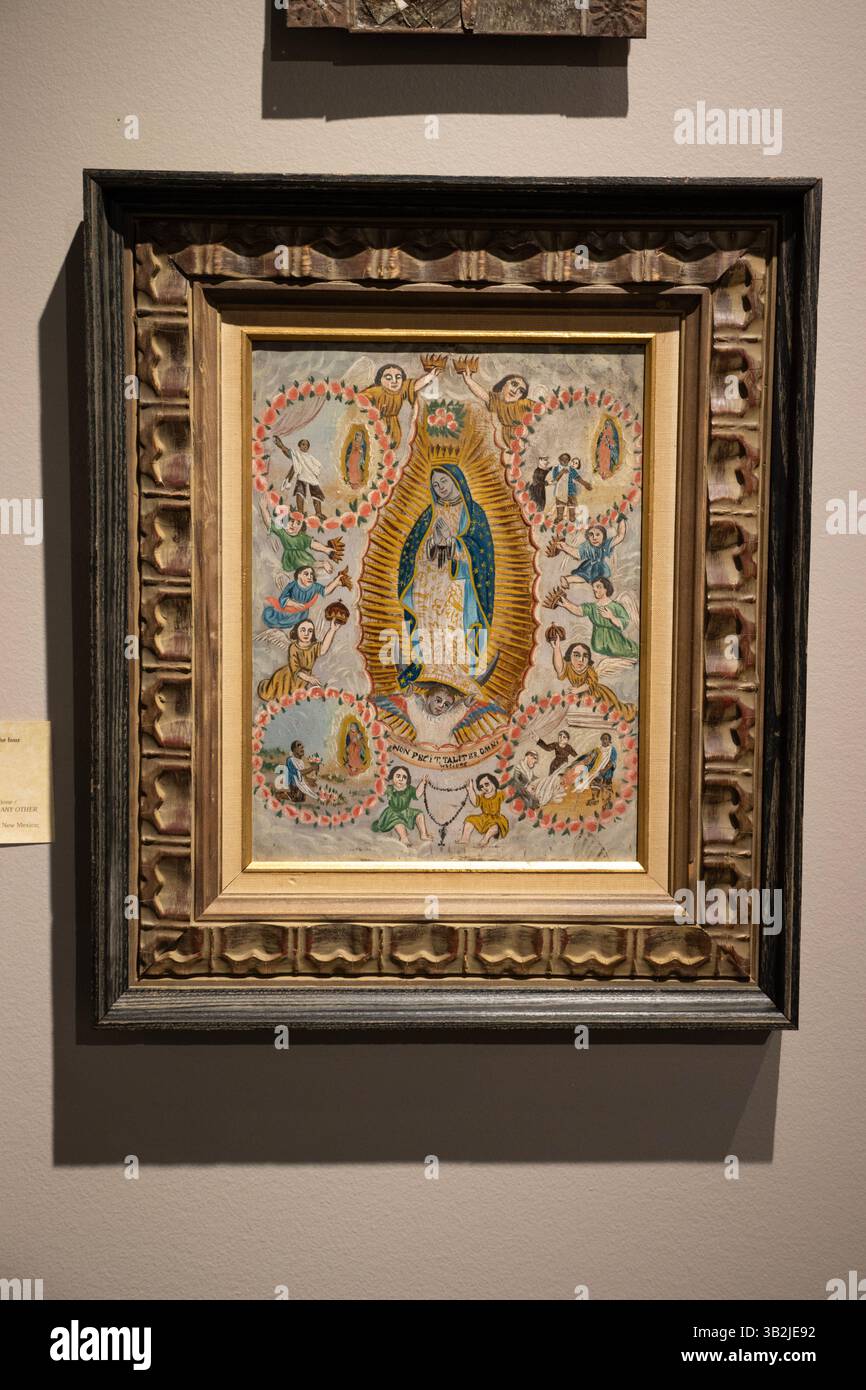 Mexikanisches Gemälde unserer Lieben Frau von Guadalupe aus dem 19. Jahrhundert mit den vier Erscheinungen von Saint Juan Diego, Öl auf Blech. Stockfoto