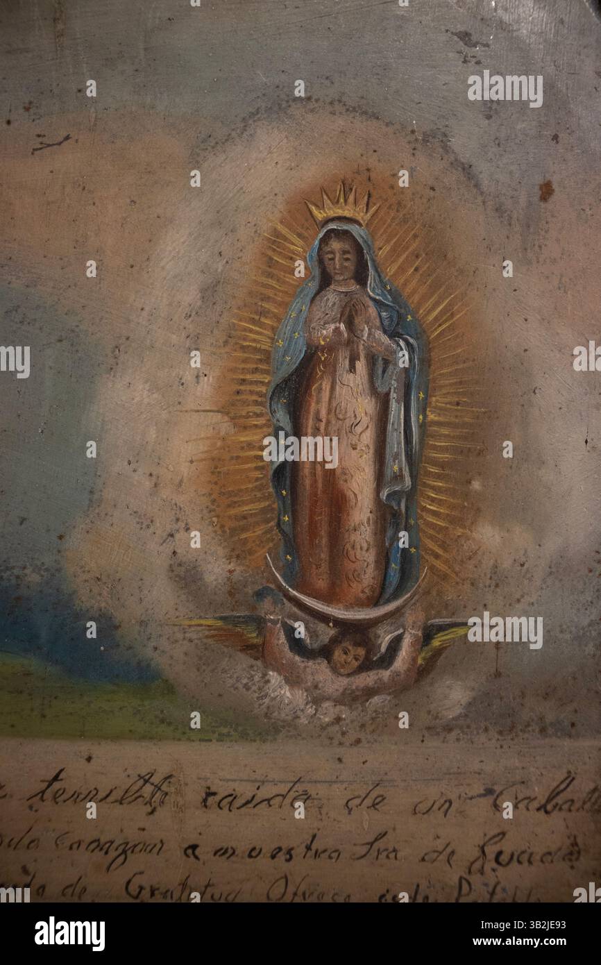 Detail eines mexikanischen Gemäldes unserer Lieben Frau von Guadalupe aus dem Jahr 1838 in einer mexikanischen und spanischen Ausstellung zur Devotionalkunst. Stockfoto
