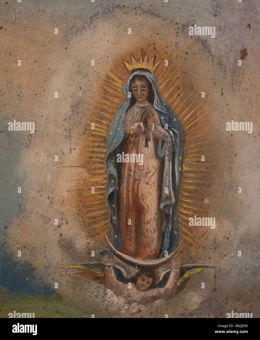 Detail eines mexikanischen Gemäldes unserer Lieben Frau von Guadalupe aus dem Jahr 1838 in einer mexikanischen und spanischen Ausstellung zur Devotionalkunst. Stockfoto