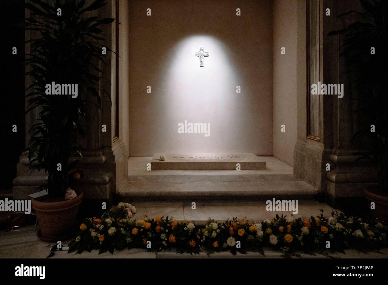 Rom, Vatikan, Rom, Italien. April 2025. Papst Franziskus Grave. Nach der Begräbnisfeier am 26. April 2025 zollt man dem Grab von Papst Franziskus in St. Maria Maggiore Tribut. (Kreditbild: © Valeria Ferraro/ZUMA Press Wire) NUR REDAKTIONELLE VERWENDUNG! Nicht für kommerzielle ZWECKE! Stockfoto