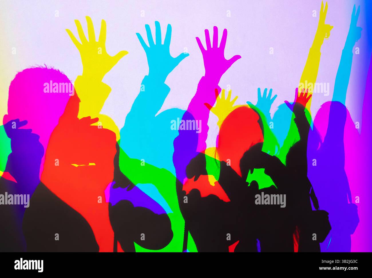 Foto von Carefree Millenials Fans Kumpel genießen berühmten Rock-Star-Show Tanz Raise Hands up auf Neon-Diskothek fliegen Konfetti Stockfoto