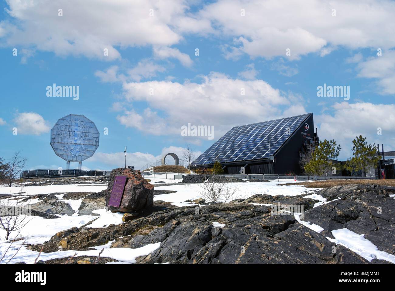 Sudbury - 9. April 2025: Dynamic Earth interaktives Erdwissenschaftsmuseum an der gleichen Stelle wie der Big Nickel, 30 ft Replik eines kanadischen Nickels aus dem Jahr 1951 Stockfoto