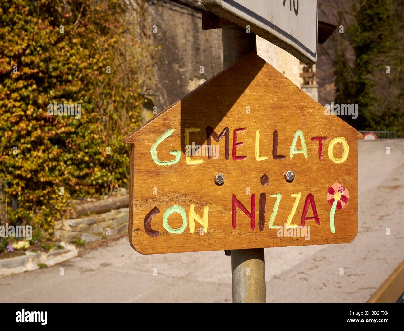 Ein Schild mit der englischen Aufschrift „Twinning Wth Nice“ in Andonno, Cuneo, Piemont, Italien. Stockfoto
