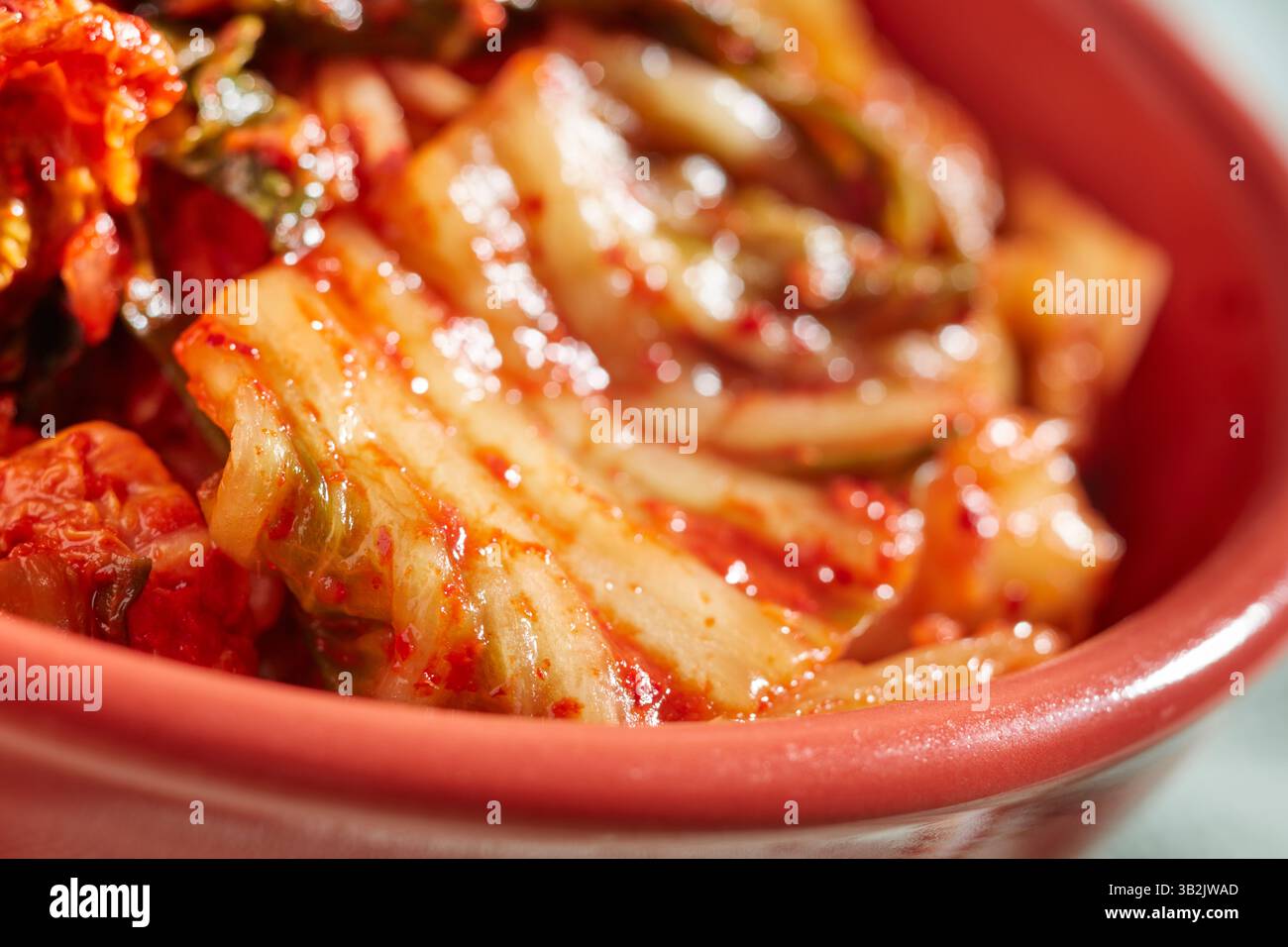 Eine Schüssel Napa Kohl Kimchi Stockfoto