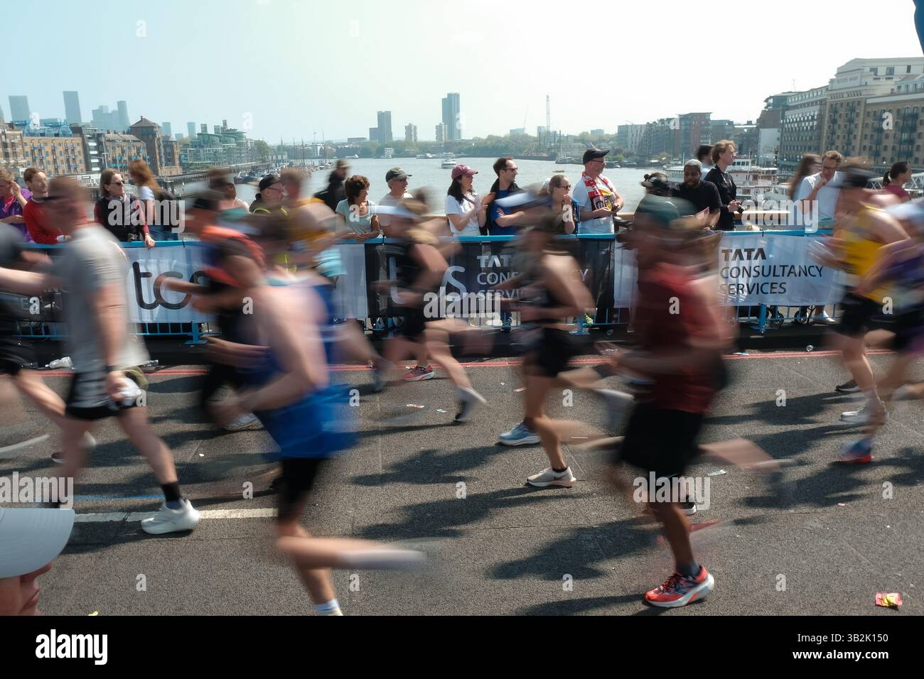Die Läufer überqueren die Tower Bridge während des 45. London Marathon, der sich auf der 13. Meile befindet. Stockfoto