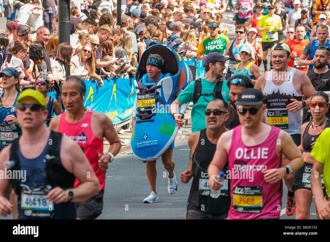 Ein Teilnehmer am London Marathon läuft als Schuh gekleidet. Stockfoto