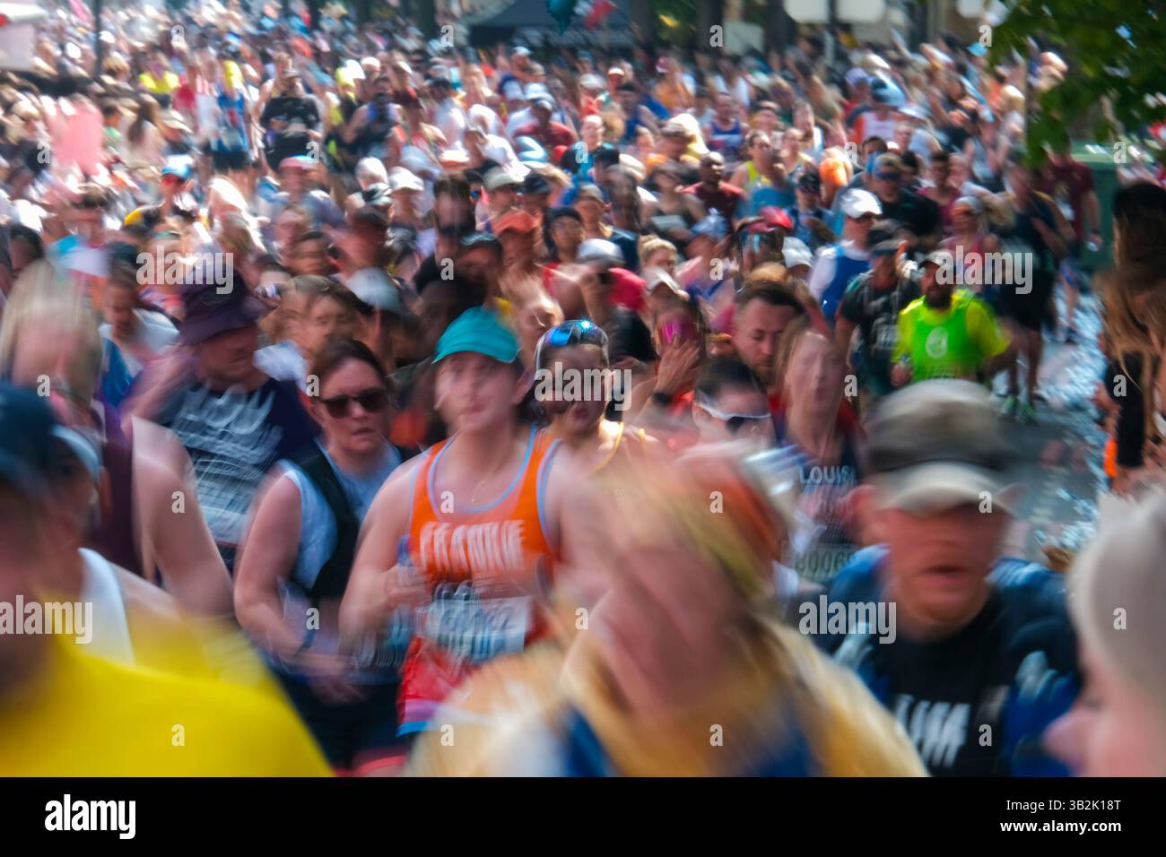 Die Läufer des Londoner Marathons 2025 absolvieren den Kurs, manchmal überlastet und bei warmen Bedingungen, da die Temperatur 22,2 °c erreicht. Stockfoto