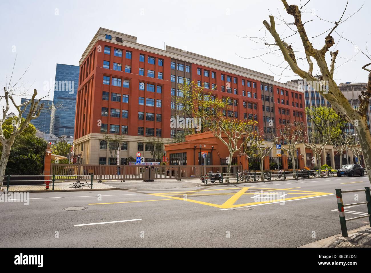 Shanghai, China - 1. April 2025: East China Normal University Dongchang High School in Pudong. Modernes akademisches Gebäude mit Studenten zu Fuß Stockfoto