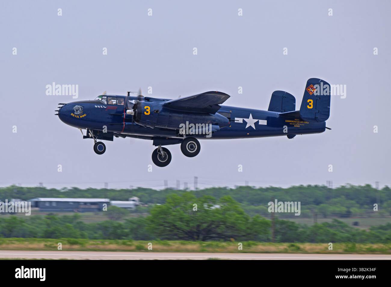 Wings Over West Texas 4-18-2025 Dyess AFB, TX USA CAF PBJ-1J „Devil Dog“ Flugvorführung I auf der Wings Over West Texas Air Show im Dyess AFB Stockfoto