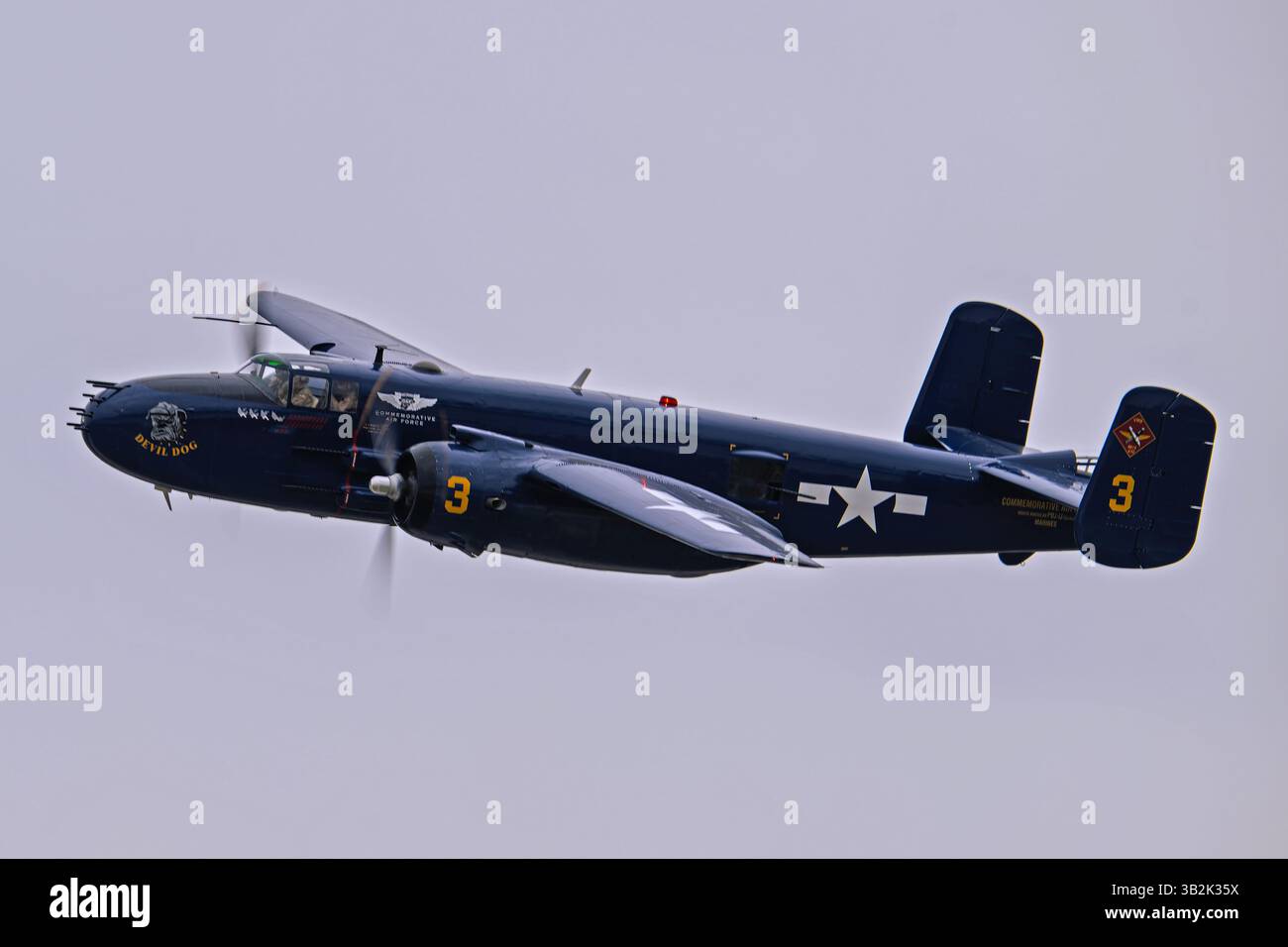 Wings Over West Texas 4-18-2025 Dyess AFB, TX USA CAF PBJ-1J „Devil Dog“ Flugvorführung I auf der Wings Over West Texas Air Show im Dyess AFB Stockfoto