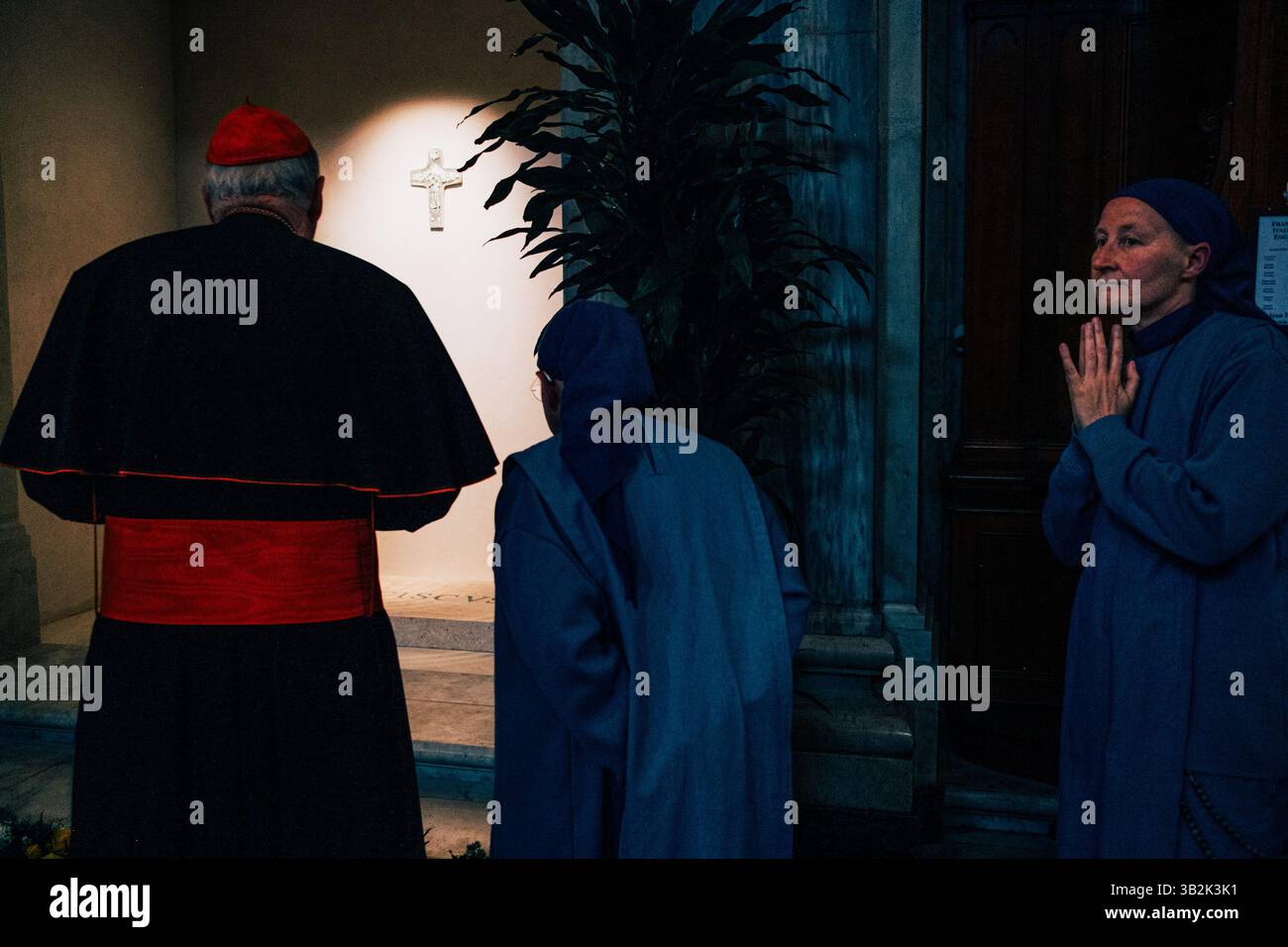 Ein Kardinal betet am Grab von Papst Franziskus. Tausende von Gläubigen besuchen das Francisís Grab des Papstes, um in der Basilika Santa Maria Maggiore in Rom ihren Respekt zu erweisen. Das einfache weiße Marmorgrab mit der Inschrift „Franciscus“ liegt in der Nähe der beliebten Ikone „Salus Populi Romani“. Von früh am Morgen kamen etwa 20.000 Menschen. Der Vatikan teilte Bilder des bescheidenen Grabes mit, die die Demut von Francisís widerspiegelten. Dieser Besuch markiert einen Teil der neuntägigen Trauerzeit, die „Novendiales“. Papst Franziskus ist der erste Papst seit über einem Jahrhundert, der außerhalb des Vatikans begraben wurde. (Foto: Raul Moreno/SOPA Images/SIPA USA) Stockfoto