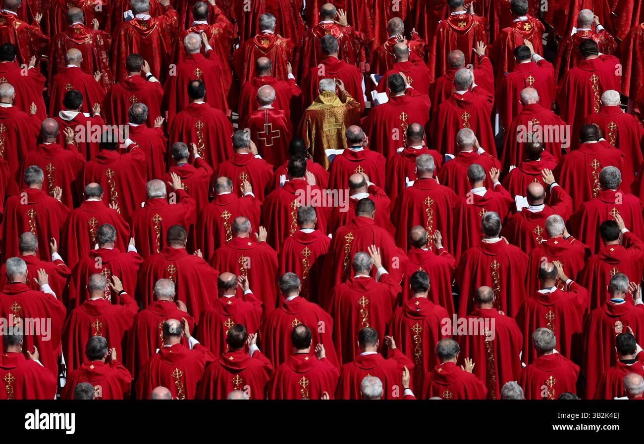 Peking, China. April 2025. Mitglieder des Klerus beten bei der Beerdigung von Papst Franziskus am 26. April 2025 auf dem Petersplatz im Vatikan. Papst Franziskus, der 266. Papst der römisch-katholischen Kirche, starb am Montag im Alter von 88 Jahren. Quelle: Li Jing/Xinhua/Alamy Live News Stockfoto