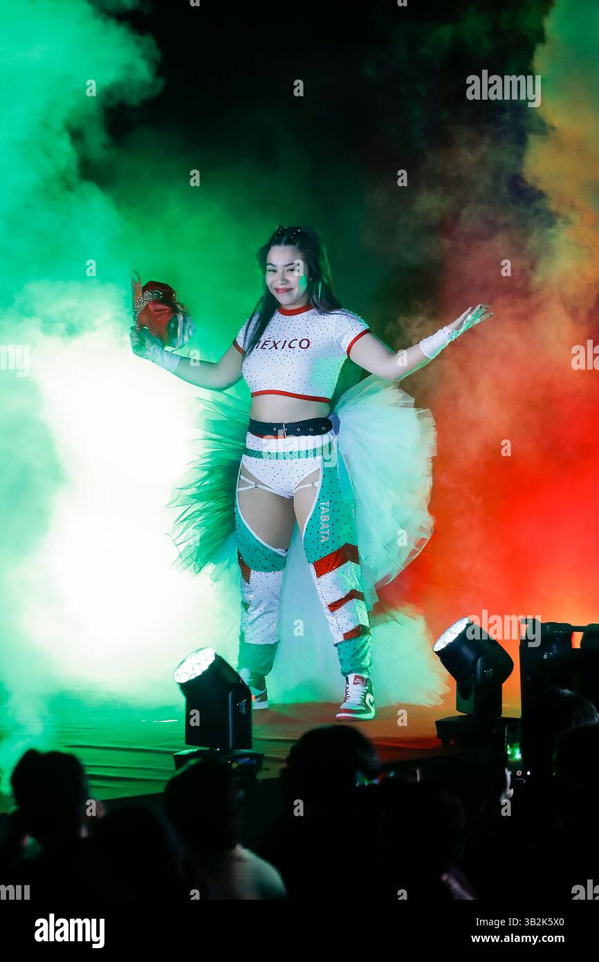 Tokio, Japan. April 2025. Die mexikanische Profi-Wrestlerin Tabata (CMLL) kommt bei der Gran Premio International Championship beim Lucha Fiesta in der Sumo Arena zum Einsatz. Japanische Profi-Wrestler traten in neun Spielen gegen ausländische Spieler (hauptsächlich aus Mexiko) an. (Kreditbild: © Rodrigo Reyes Marin/ZUMA Press Wire) NUR REDAKTIONELLE VERWENDUNG! Nicht für kommerzielle ZWECKE! Stockfoto