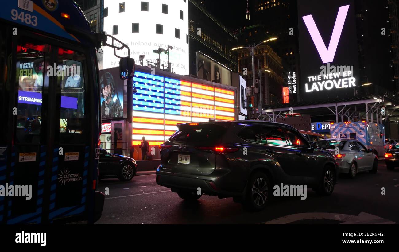 New York City, Vereinigte Staaten - 14 September 2023: Krankenwagen medizinische Notfall, amerikanischer Sanitäter-LKW. USA 911 Fahrzeug auf der Straße, Manhattan Times Square. NYC Ersthelfer Auto. Militärische Inselflagge. Stockfoto