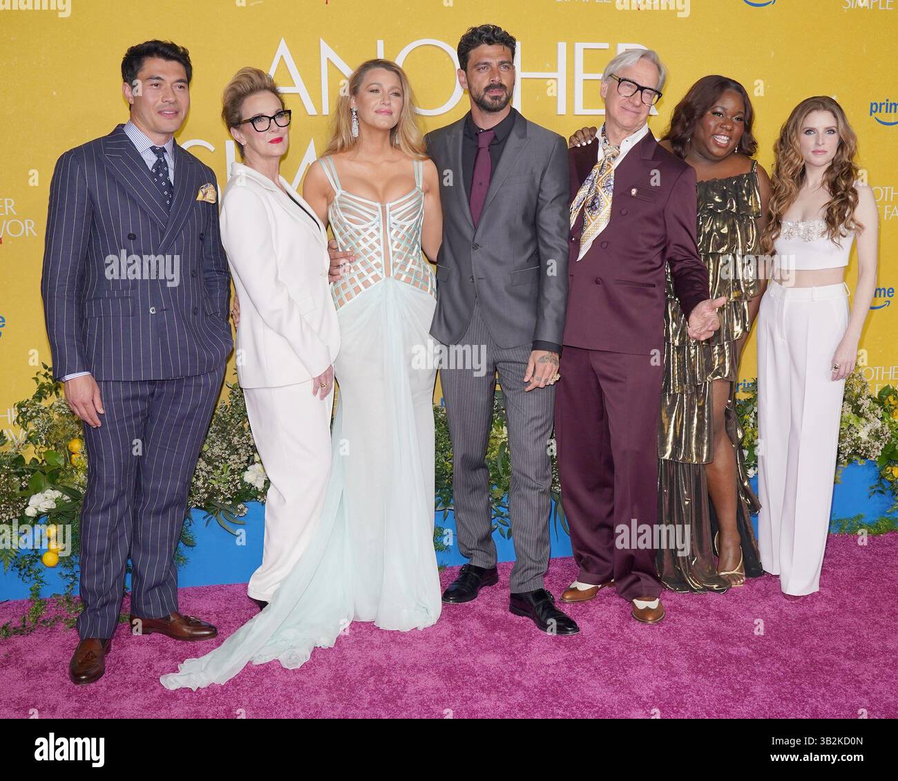 Ny. April 2025. Henry Golding, Elizabeth Perkins, Blake Lively, Michele Morrone, Paul Feig, Alex Newell, Anna Kendrick bei Arrivals for ANOTHER SIMPLE FAVOR Premiere, Jazz im Lincoln Center, New York, NY, 27. April 2025. Quelle: Kristin Callahan/Everett Collection/Alamy Live News Stockfoto