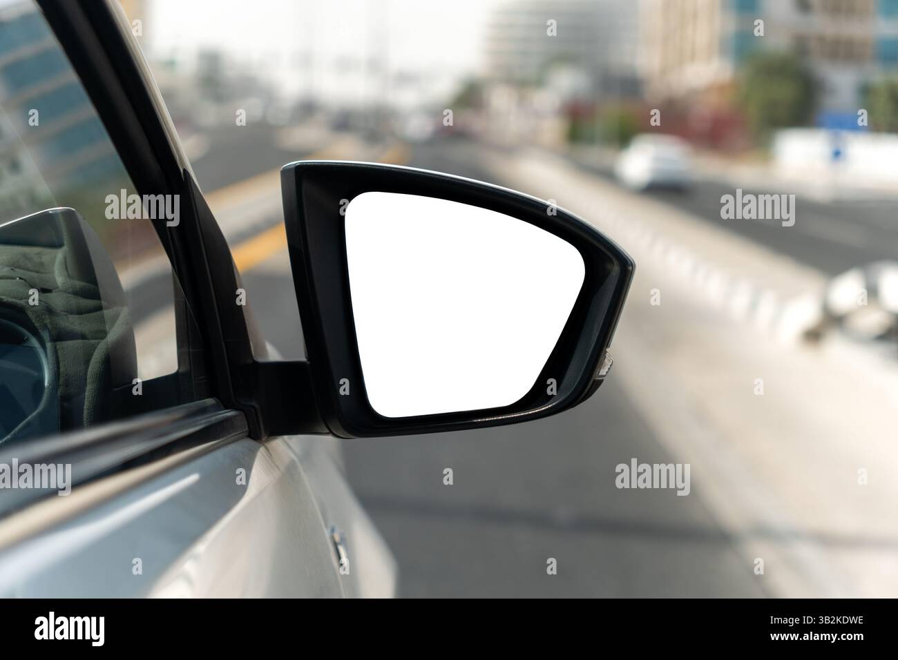 Außenspiegel im Auto mit weißem, isoliertem Hintergrund. Seitenspiegel. Eine leere Form im Rückspiegel des Fahrzeugs Stockfoto
