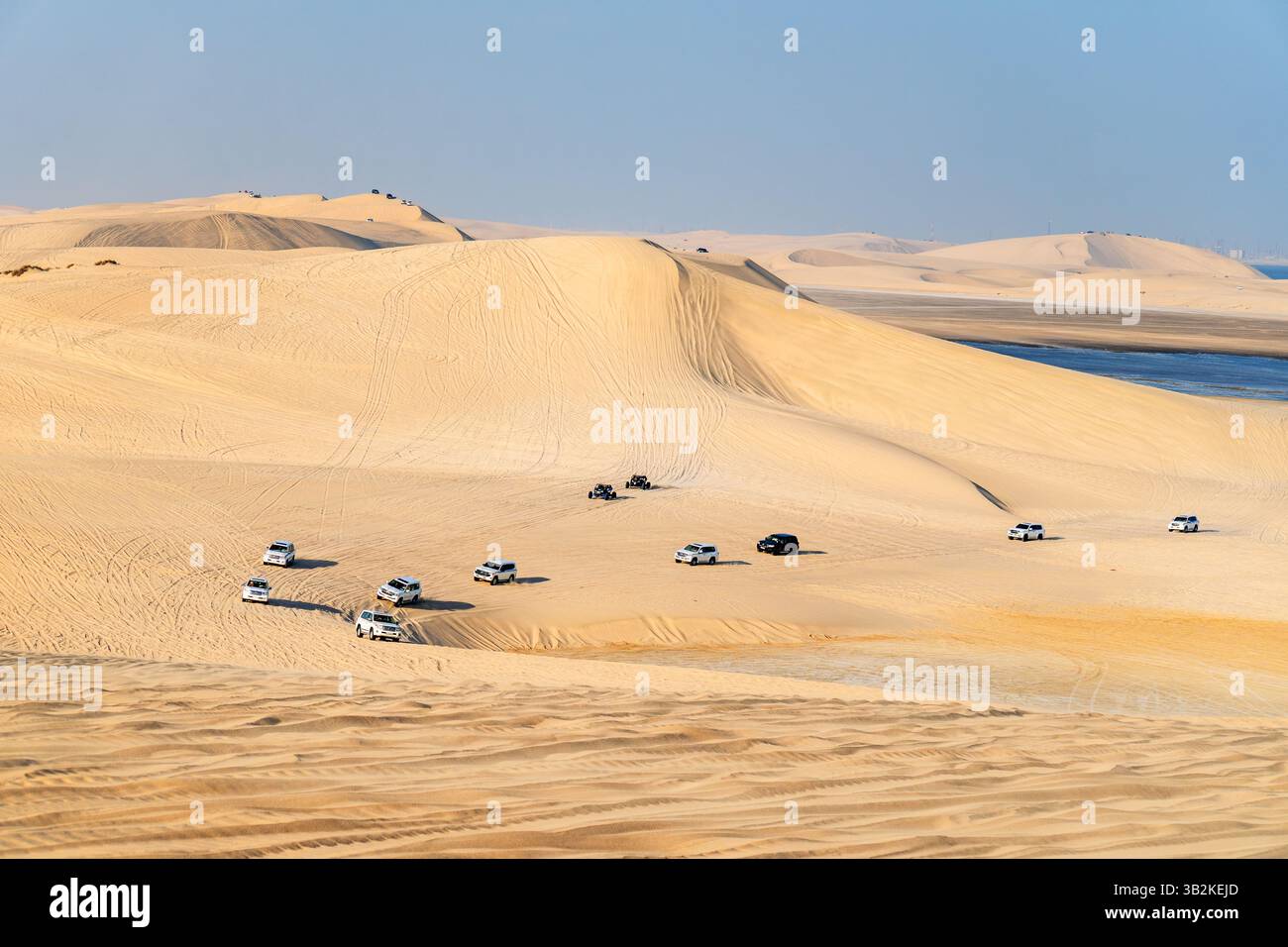 Offroad Wüstensafari in Dubai. (Dünenfahrt). Stockfoto