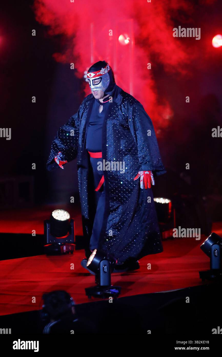 Tokio, Japan. April 2025. Der mexikanische Profi-Wrestler oder Luchador Octagon kommt während des Lucha Fiesta-Events in der Sumo Arena in Tokio. Japanische Profi-Wrestler traten in neun Spielen gegen ausländische Spieler (hauptsächlich aus Mexiko) an. (Kreditbild: © Rodrigo Reyes Marin/ZUMA Press Wire) NUR REDAKTIONELLE VERWENDUNG! Nicht für kommerzielle ZWECKE! Stockfoto