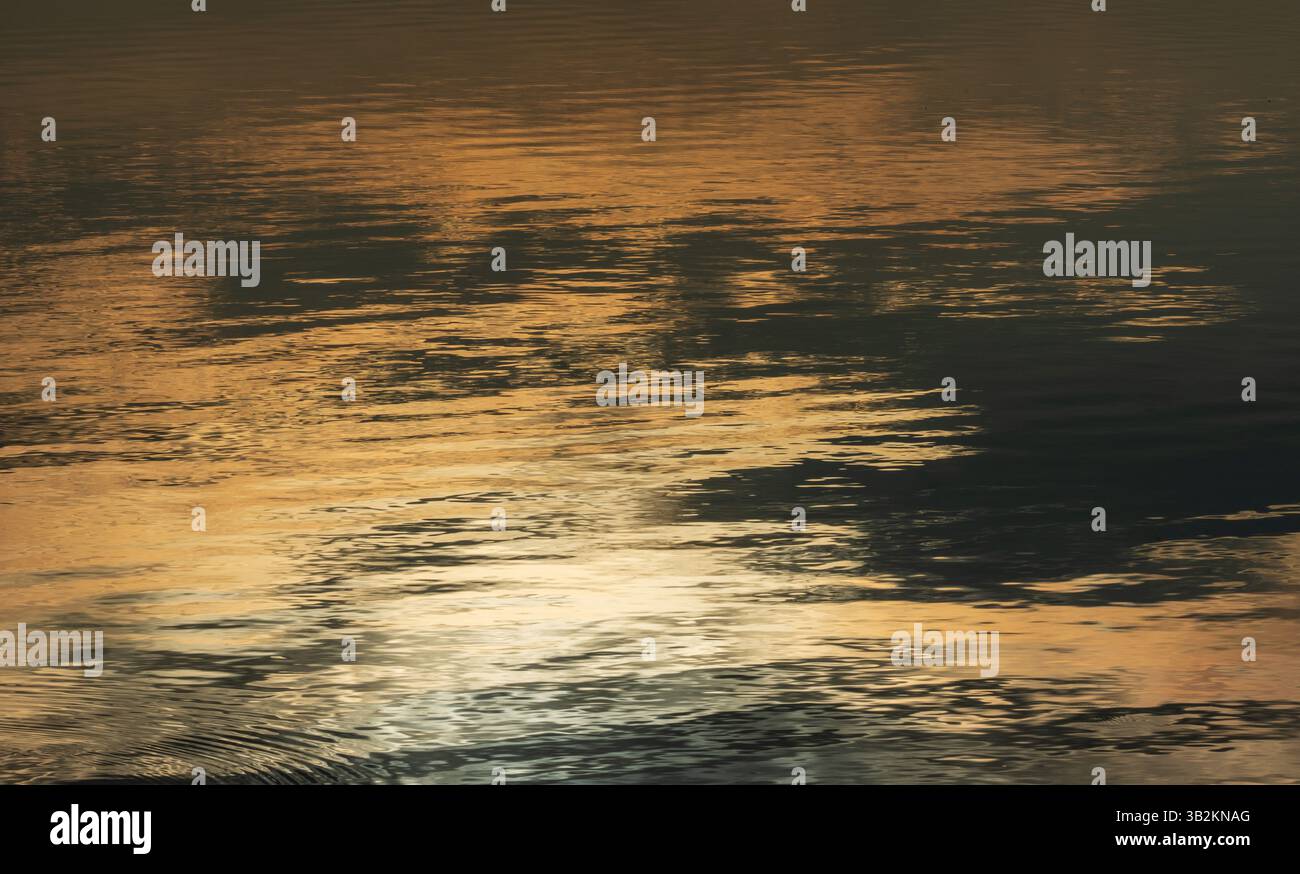 Morning Glow: Sonnenreflexionen auf dem Lake Canvas Stockfoto