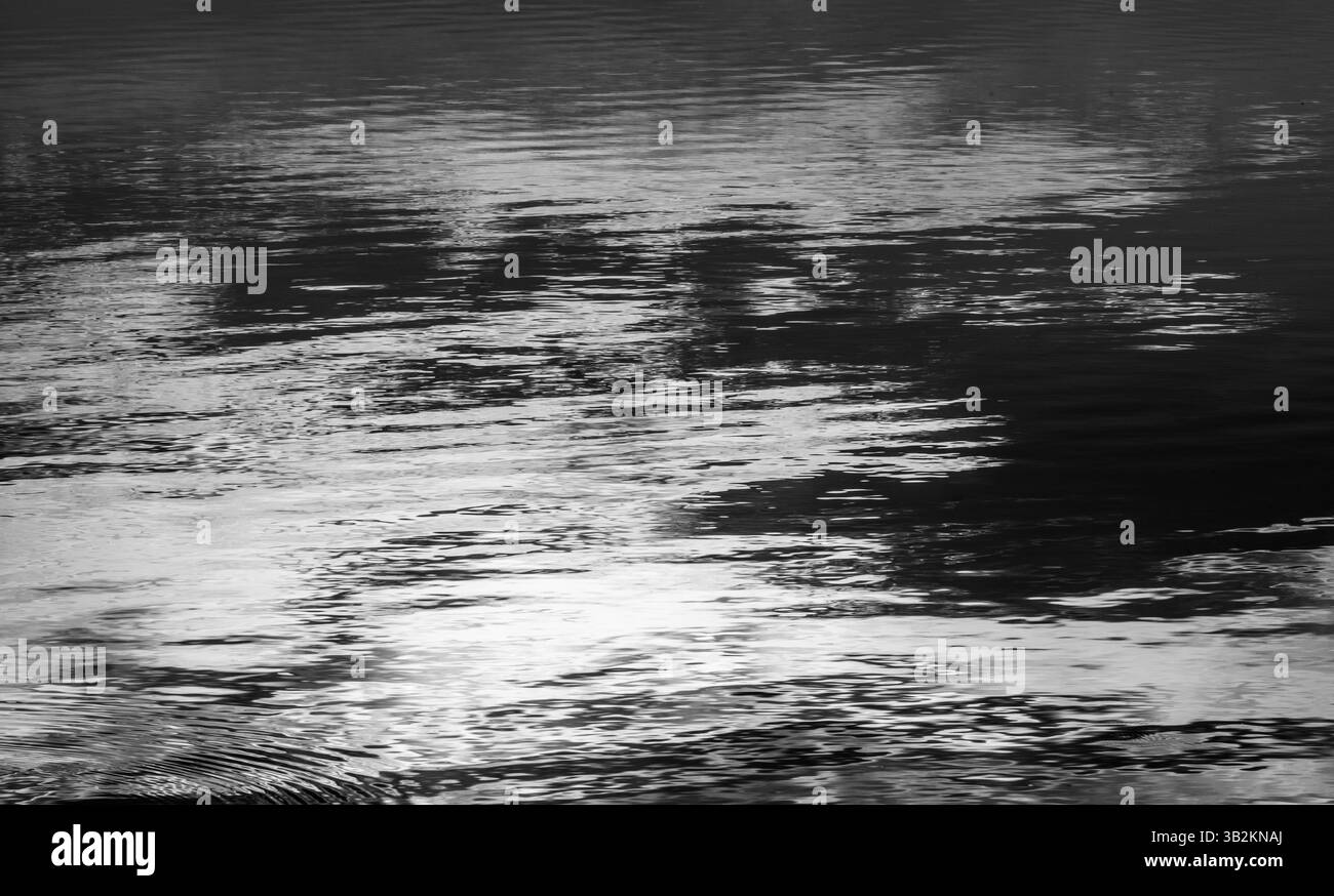 Morning Glow: Sonnenreflexionen auf dem Lake Canvas Stockfoto