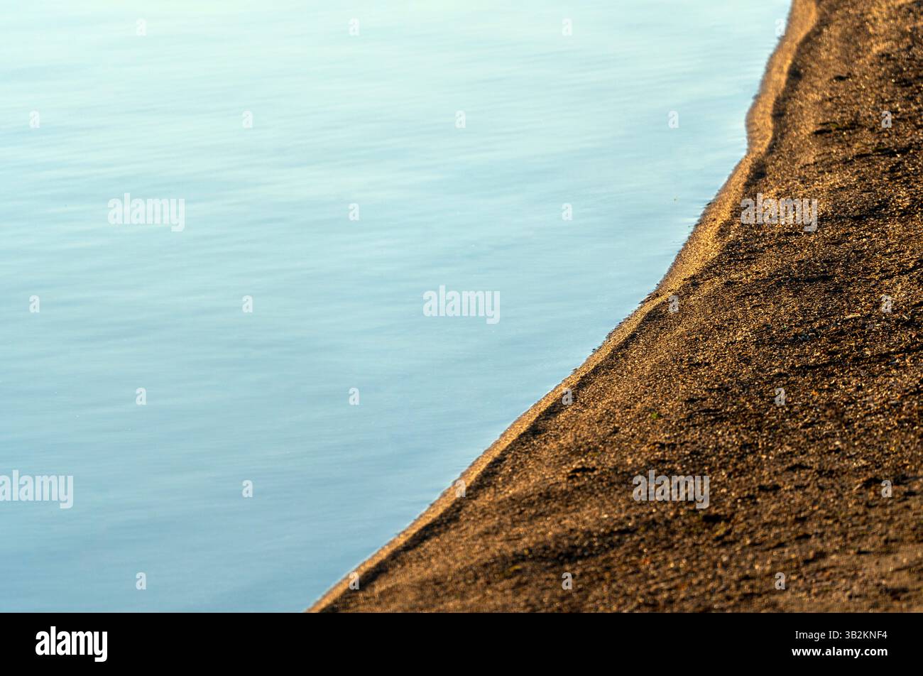 Silent Shore: Strand außerhalb der Saison und friedlicher See Stockfoto