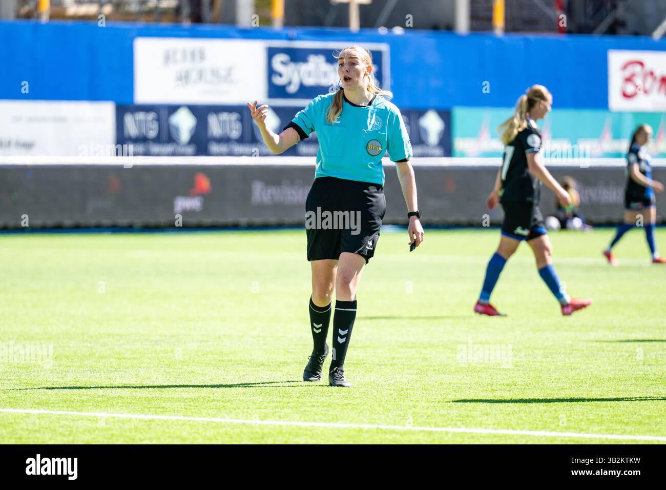 Koge, Dänemark. April 2025. Schiedsrichter Rie Louise Rasmussen war beim Spiel zwischen HB Koge und FC Nordsjaelland in Gjensidige Kvindeliga im Capelli Sport Stadion in Koge zu sehen. Quelle: Gonzales Photo/Alamy Live News Stockfoto