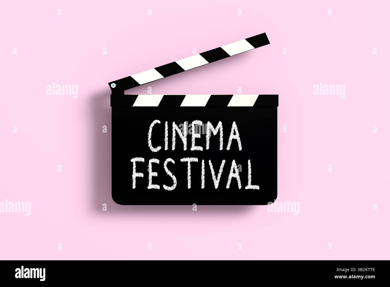 Klemmbrett mit Filmfestival-Schriftzug auf rosa Hintergrund, Konzept für Filmfestival, Filmindustrie und Unterhaltung. 3D-Rendering. Stockfoto